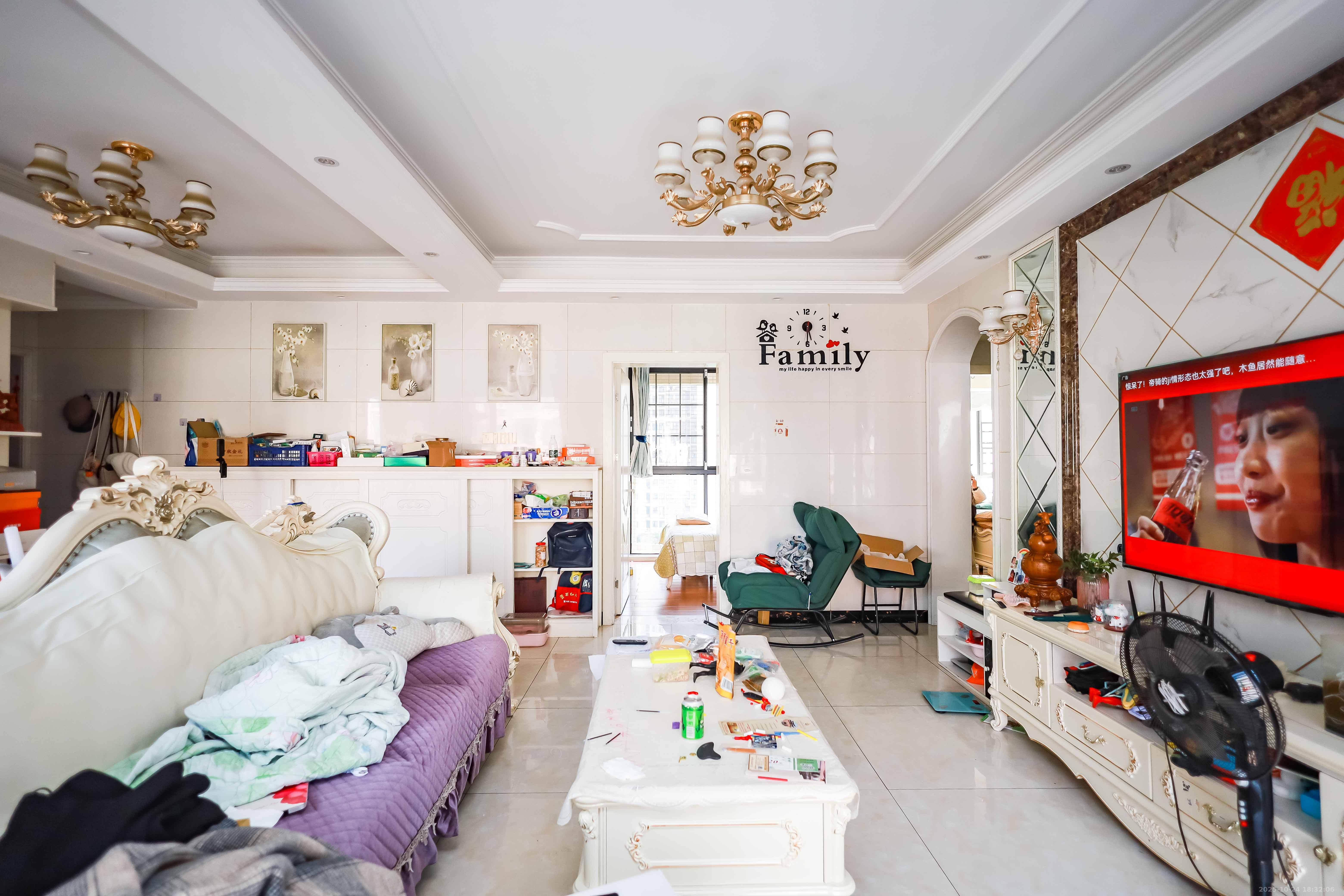 盛世耀凯  3室2厅1卫    98.0万客厅