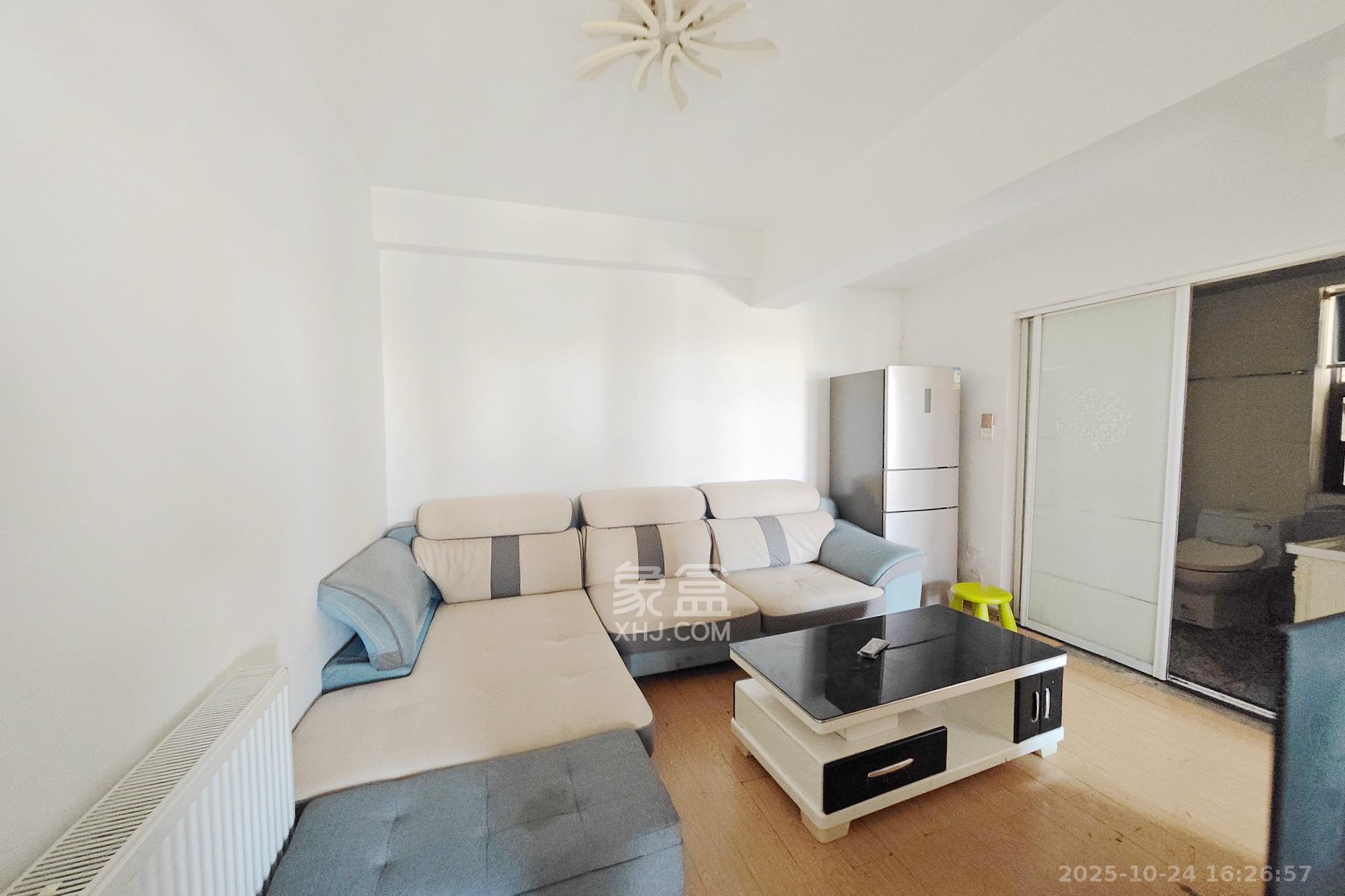 佳天瑞宁花园 1室2厅1卫 35.0万 佳天瑞宁花园 1室2厅1卫 35.0万客厅