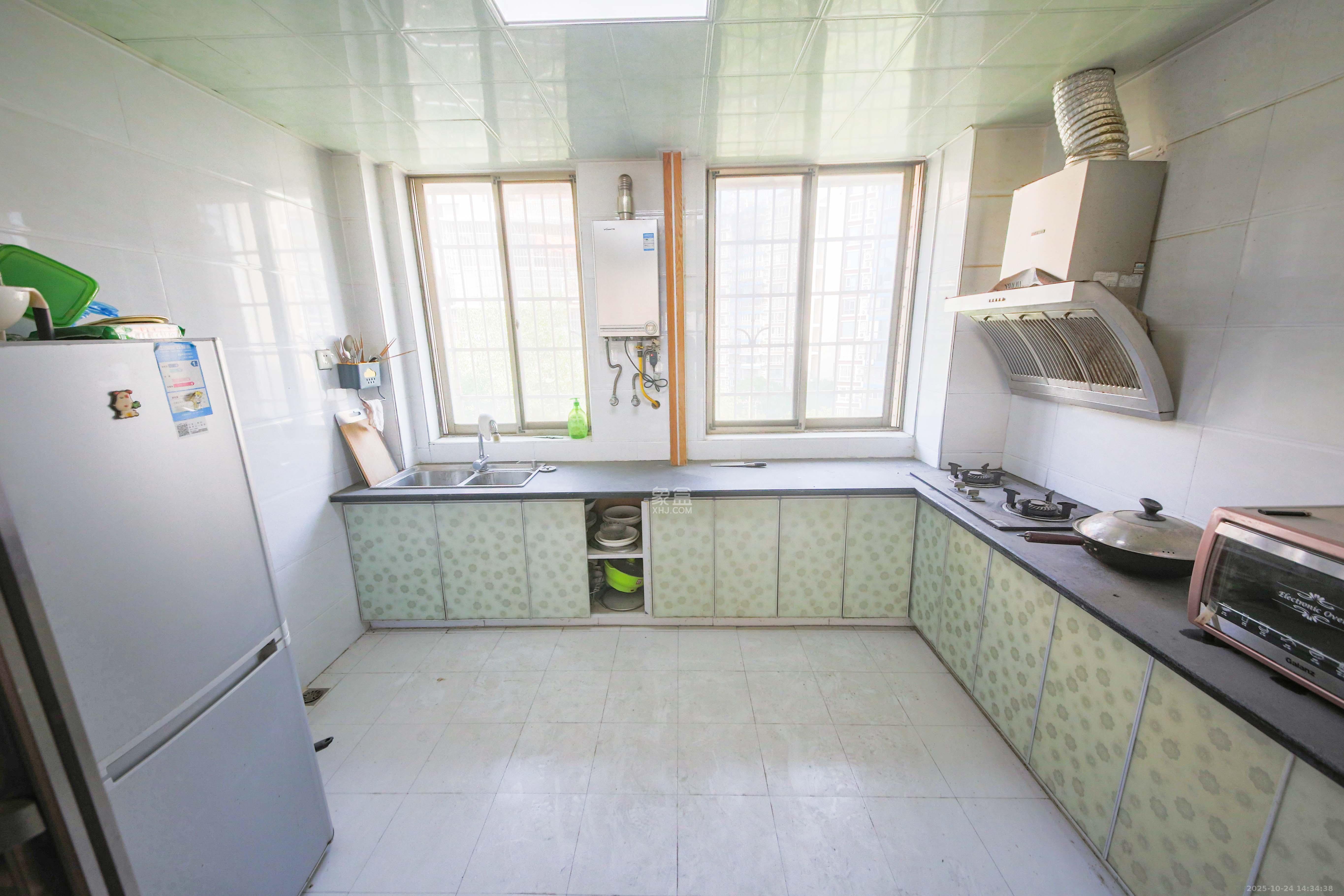 新悦家园  3室2厅2卫    74.0万厨房