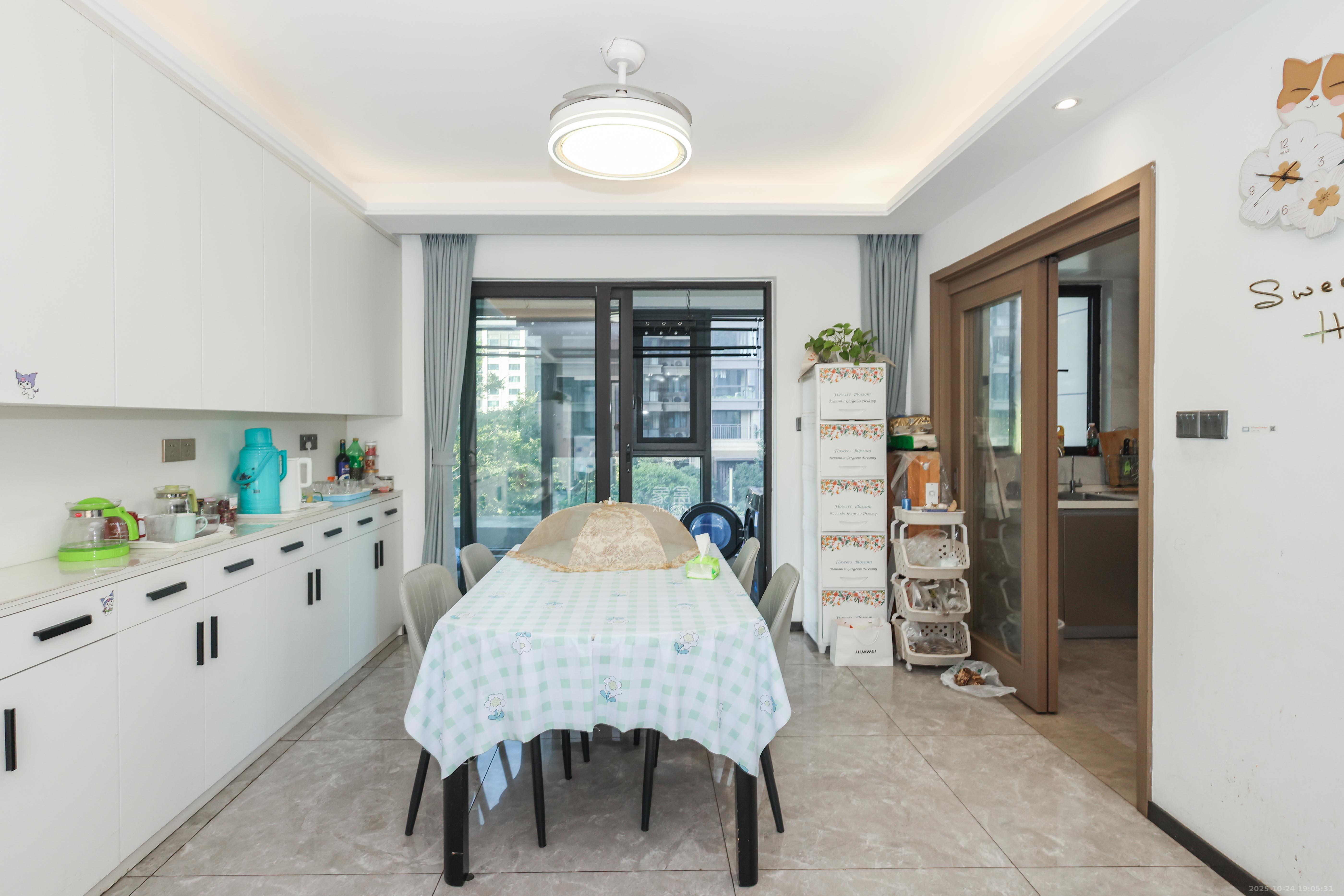 招商华发依云曦城  4室2厅2卫    135.0万 招商华发依云曦城  4室2厅2卫    135.0万客厅