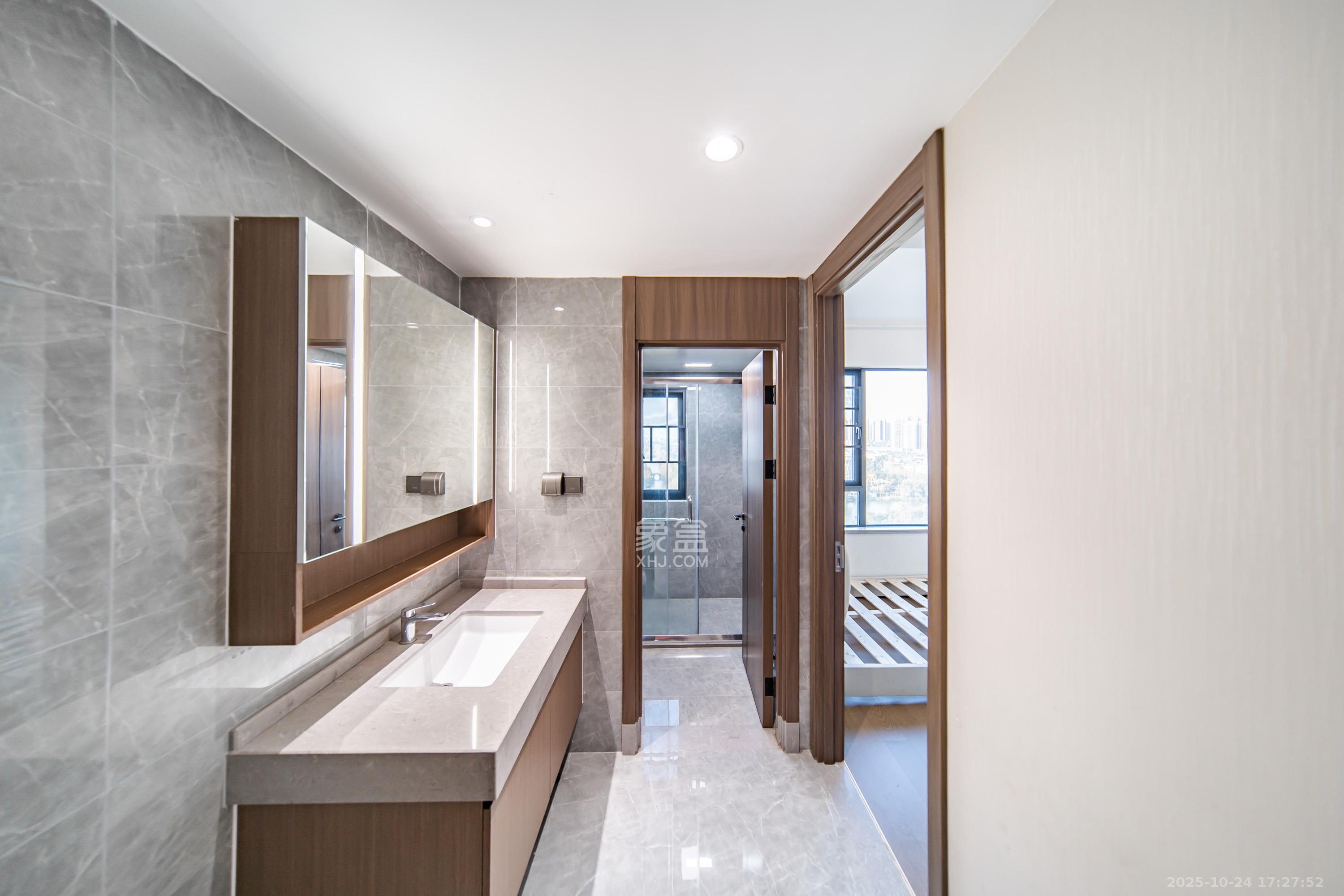 卓越洋湖晴翠  4室2厅2卫    180.0万卫生间