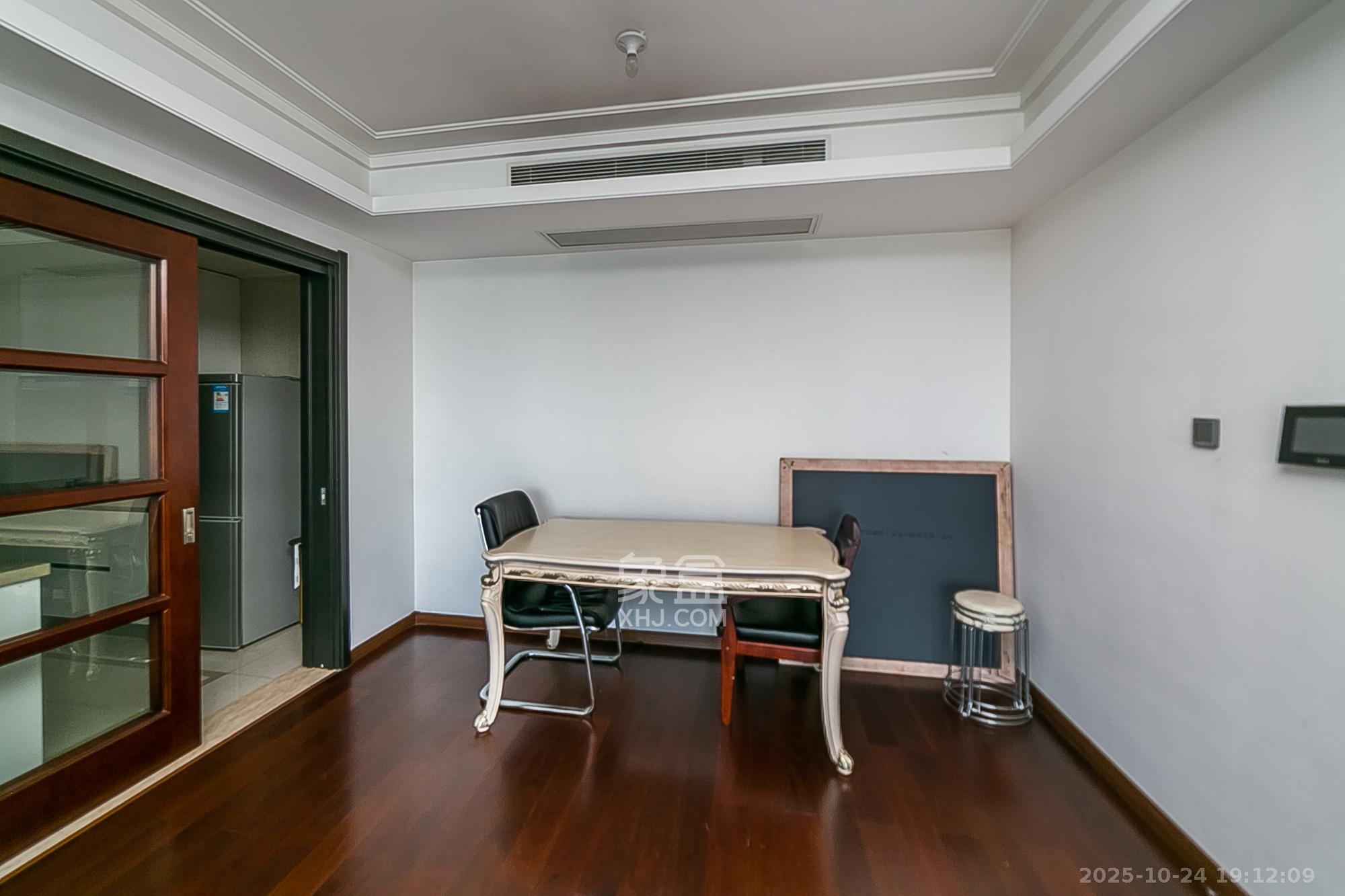 万科紫台  3室2厅2卫    239.0万客厅