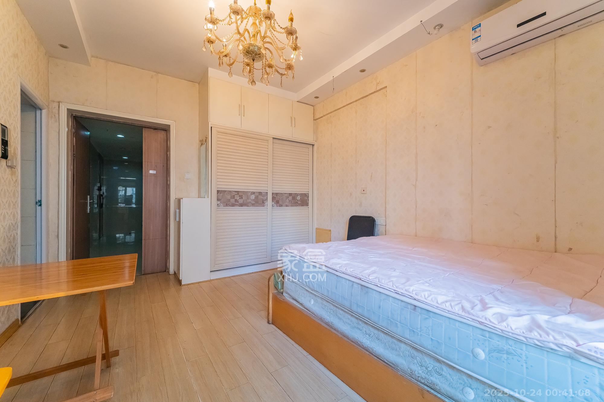 恒基凯旋门一二期 1室1厅1卫 20.0万 恒基凯旋门一二期 1室1厅1卫 20.0万客厅