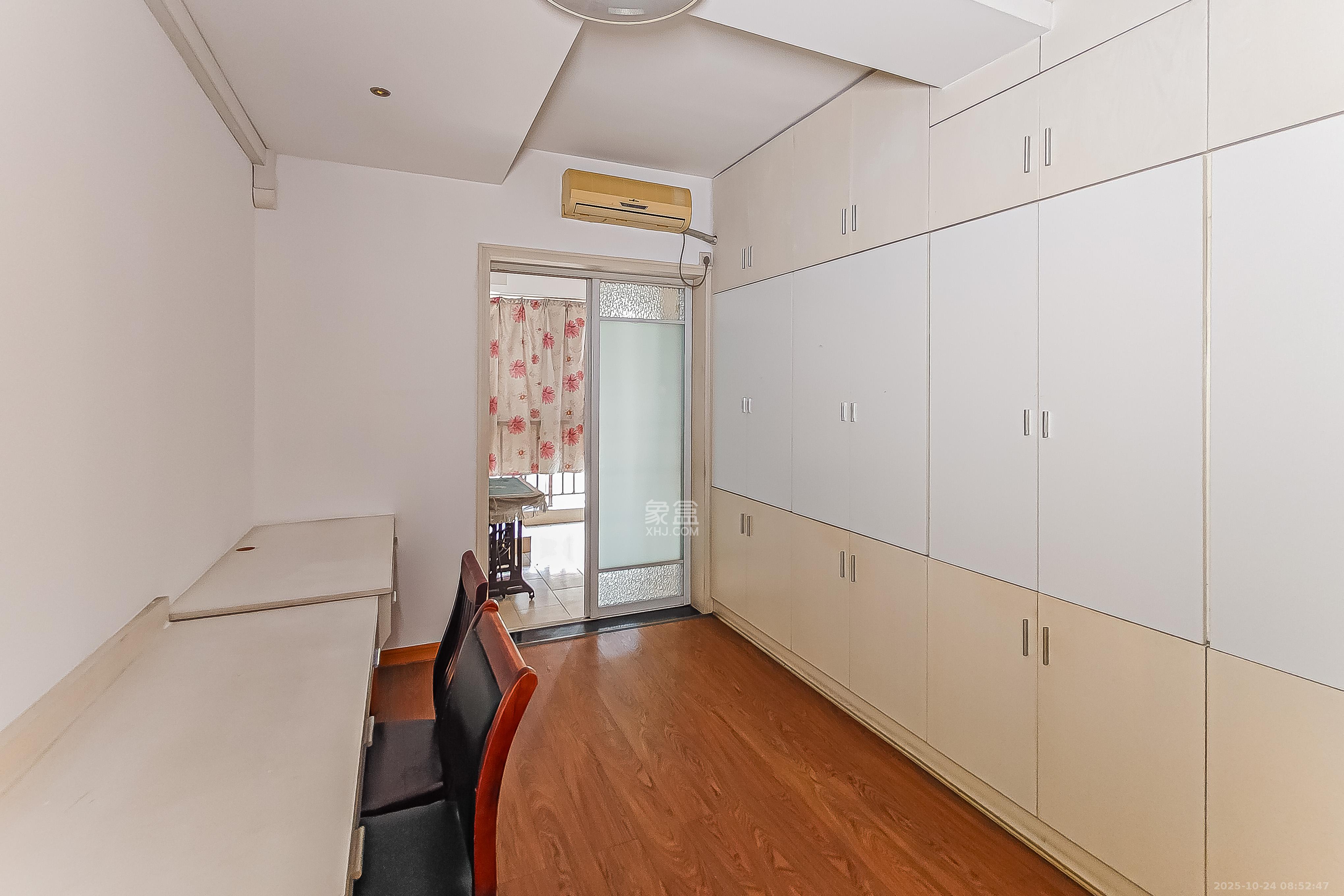 中天枫景园  4室2厅2卫    356.0万 中天枫景园  4室2厅2卫    356.0万卧室