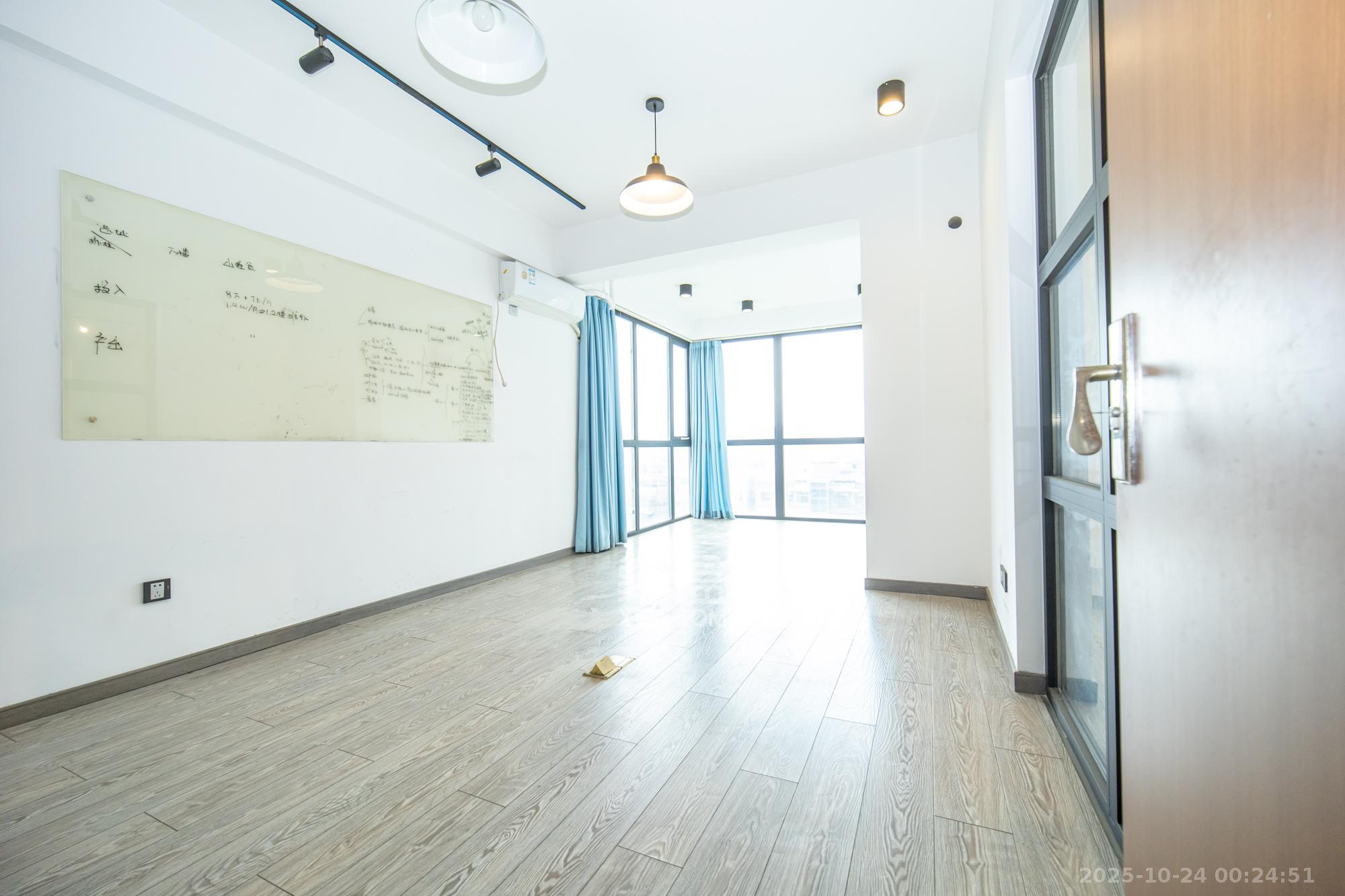 归心苑  4室2厅2卫    158.0万卧室