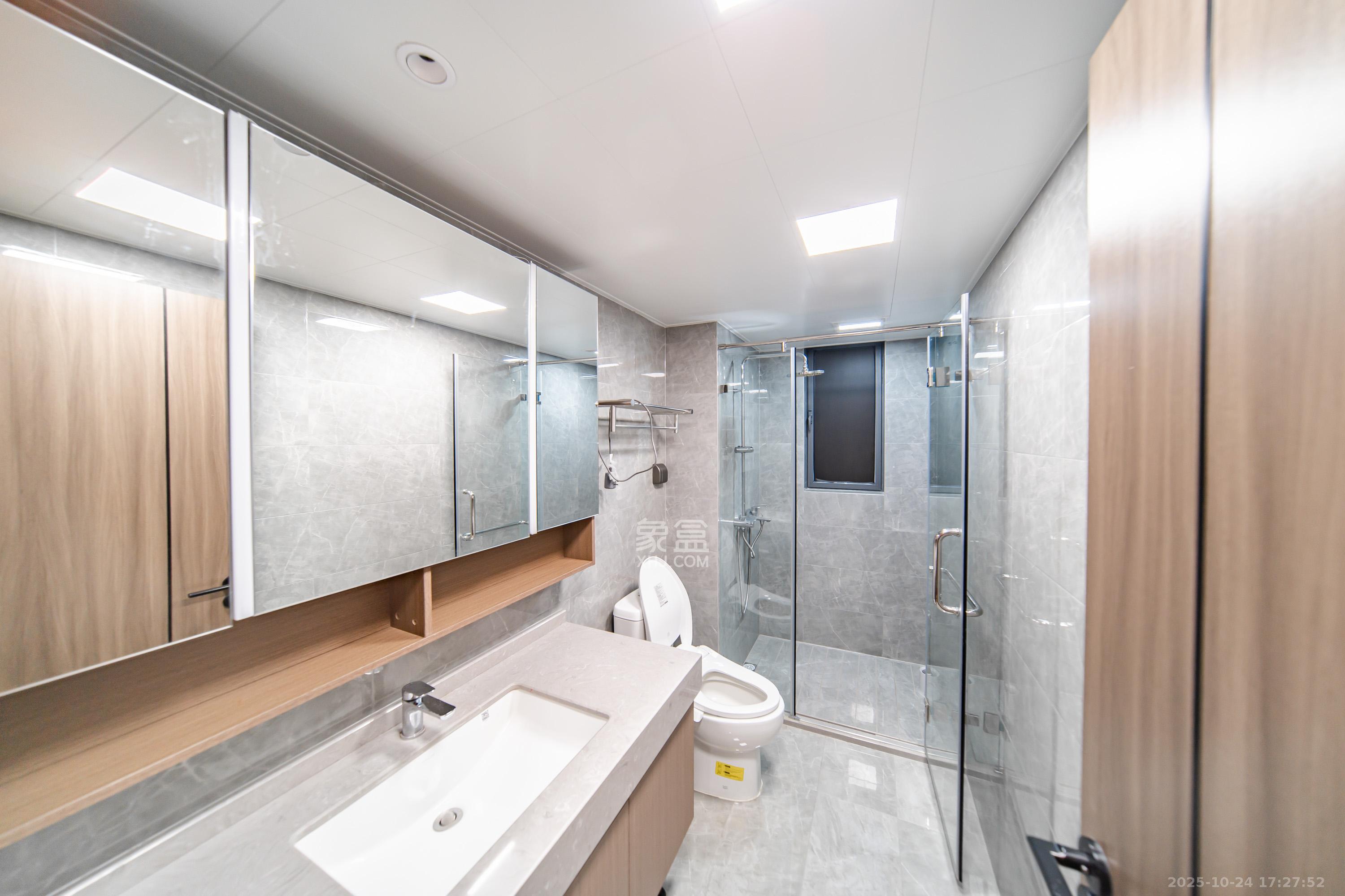 卓越洋湖晴翠  4室2厅2卫    180.0万卫生间