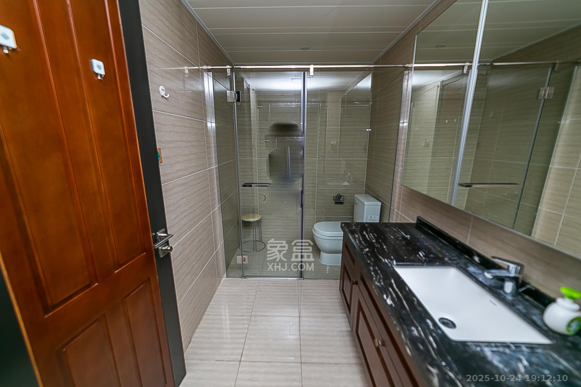 万科紫台  3室2厅2卫    239.0万卫生间