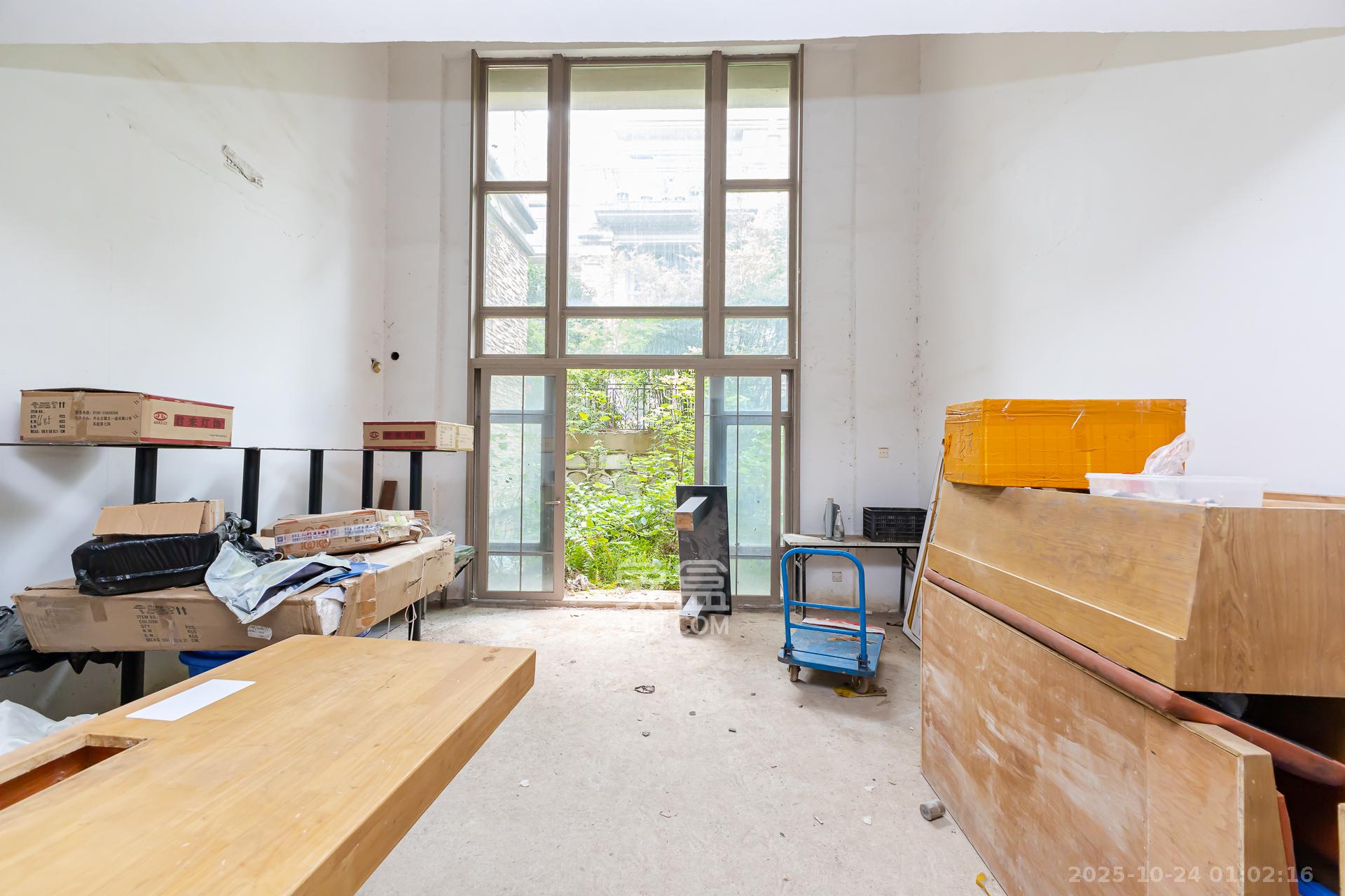 盈峰翠邸  5室2厅4卫    155.0万 盈峰翠邸  5室2厅4卫    155.0万客厅