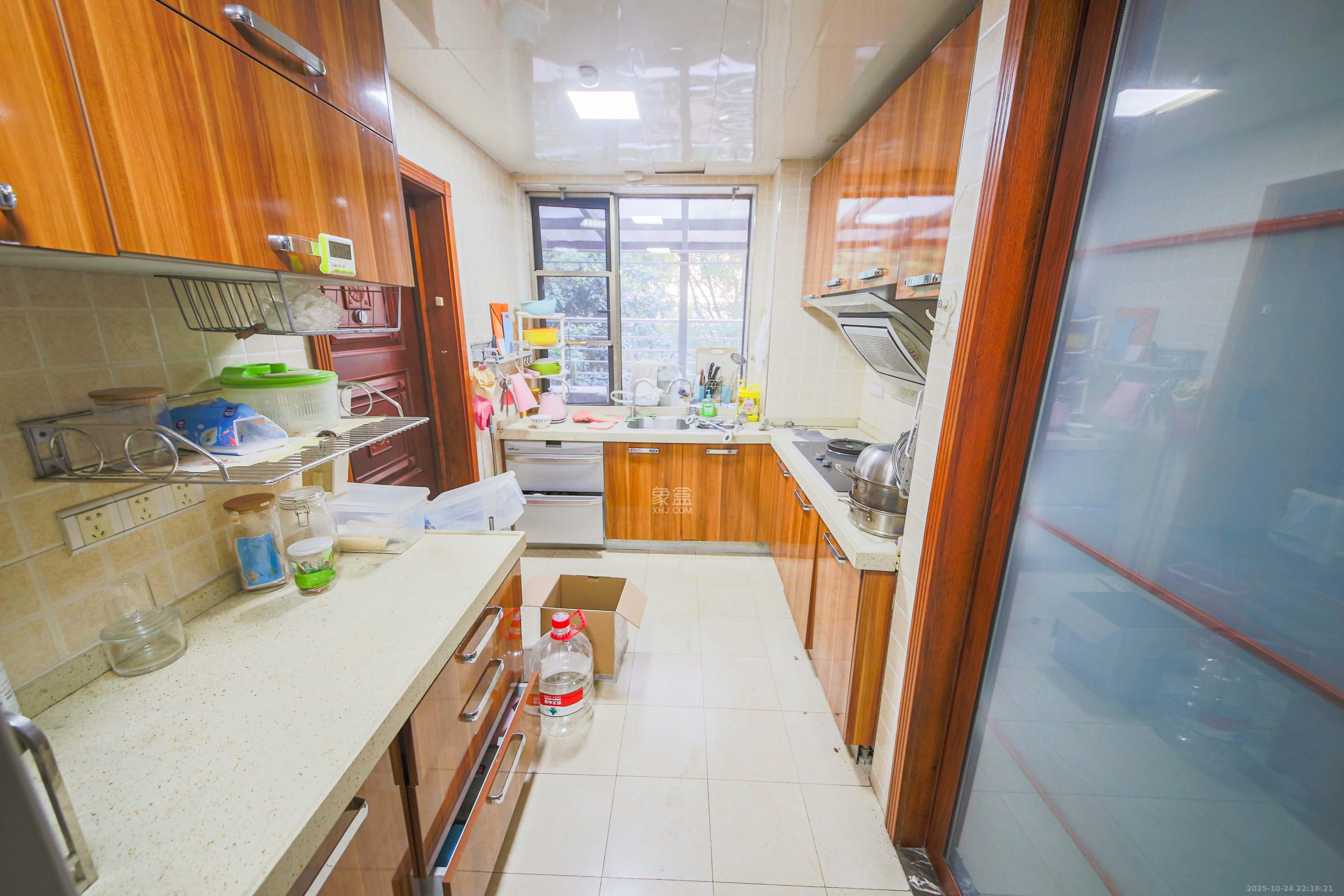 奥林匹克花园  4室2厅3卫    200.0万厨房