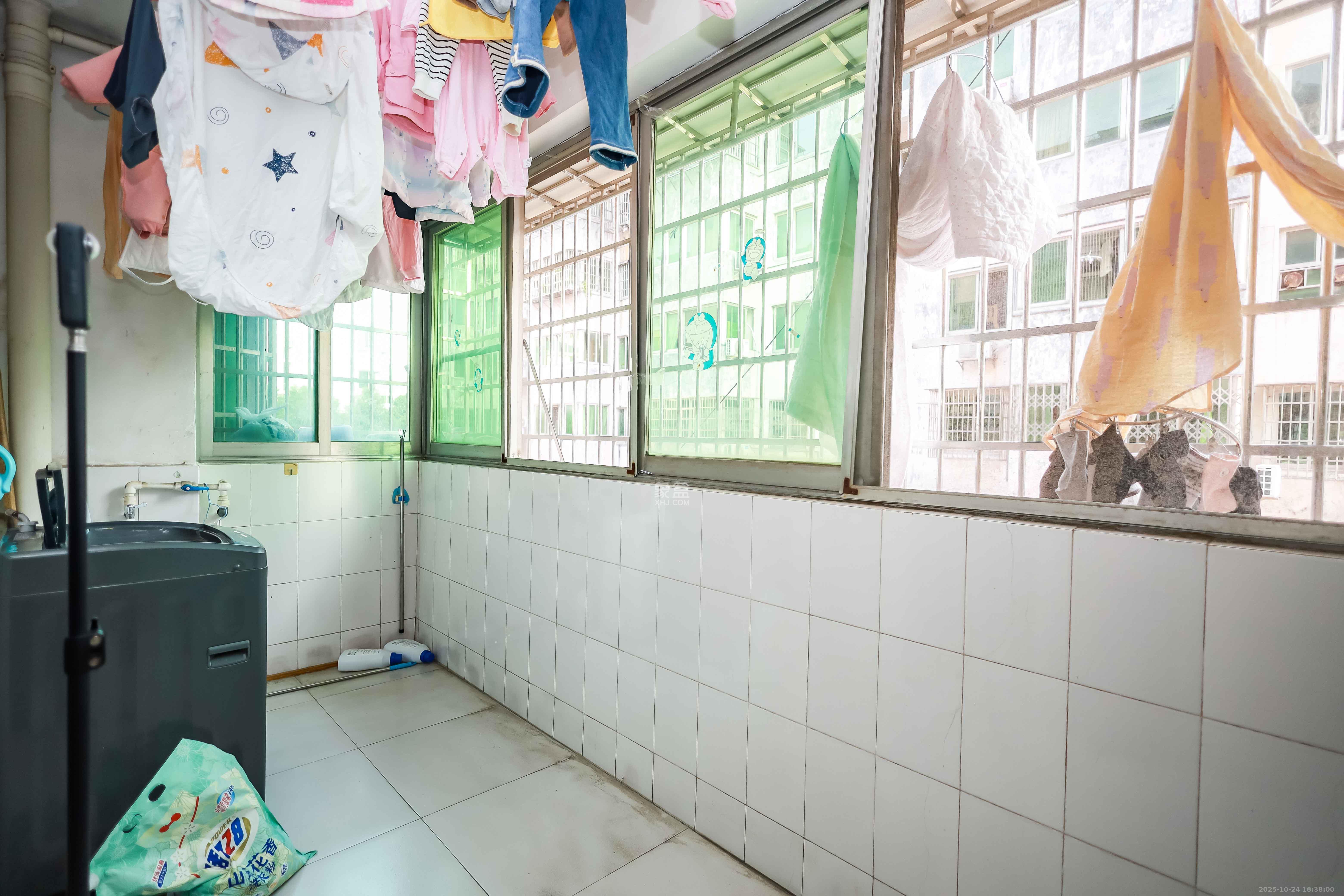 咸嘉新村嘉明苑 3室2厅2卫 76.8万 咸嘉新村嘉明苑 3室2厅2卫 76.8万阳台