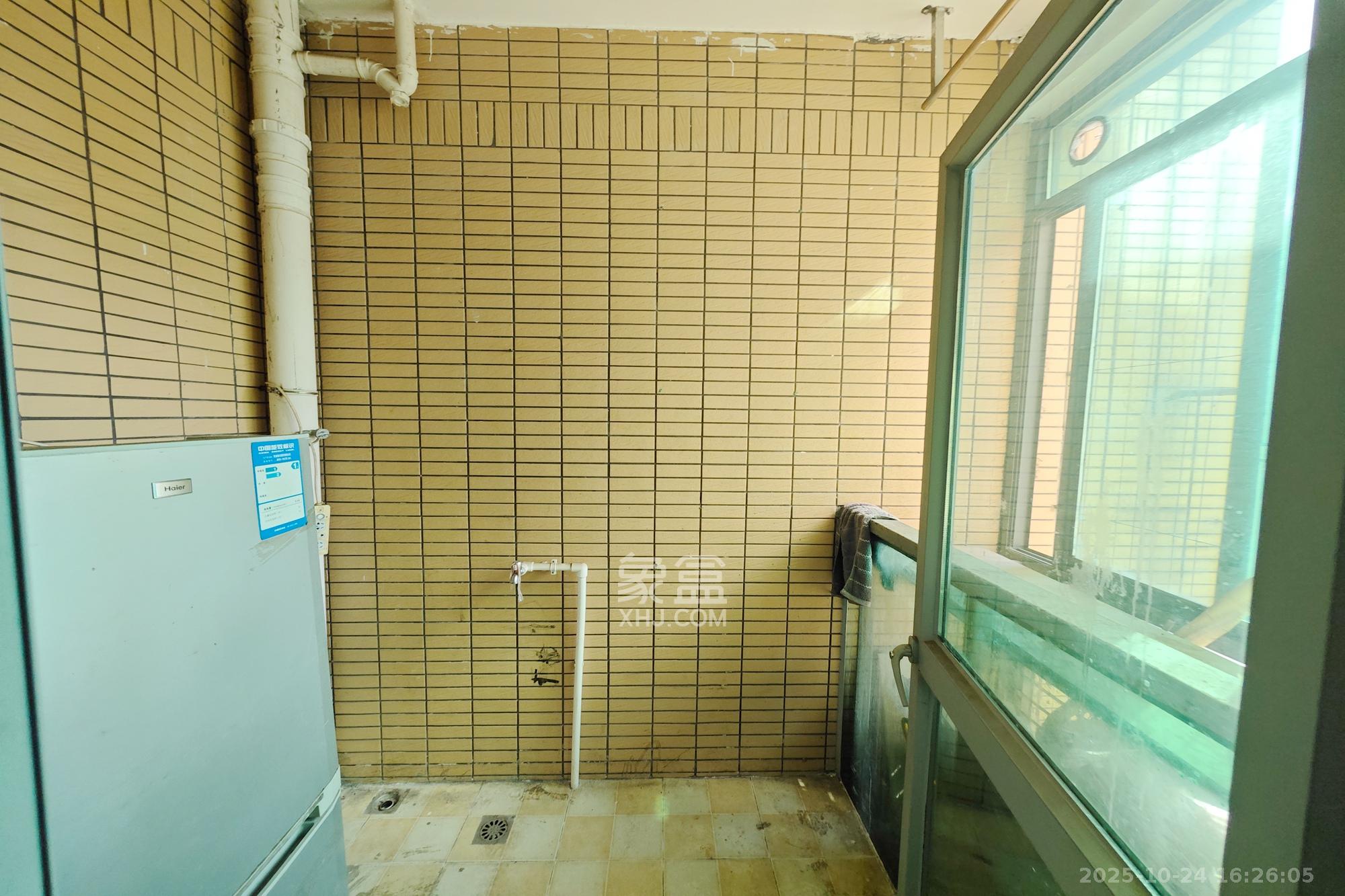 新城新世界一二三期  2室2厅1卫    82.0万阳台