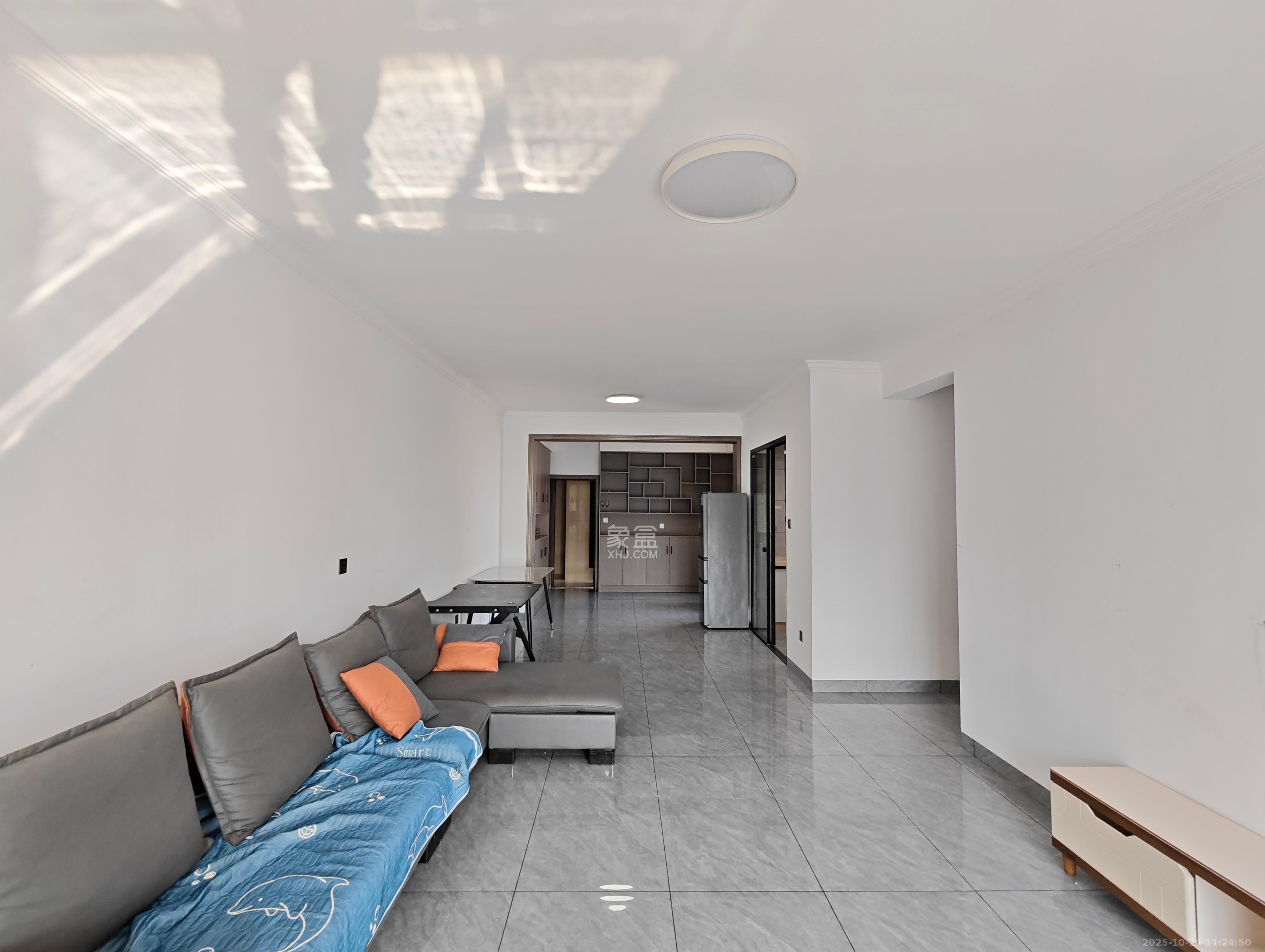 紫鑫御湖湾  3室1厅2卫    2200.0元/月 紫鑫御湖湾  3室1厅2卫    2200.0元/月