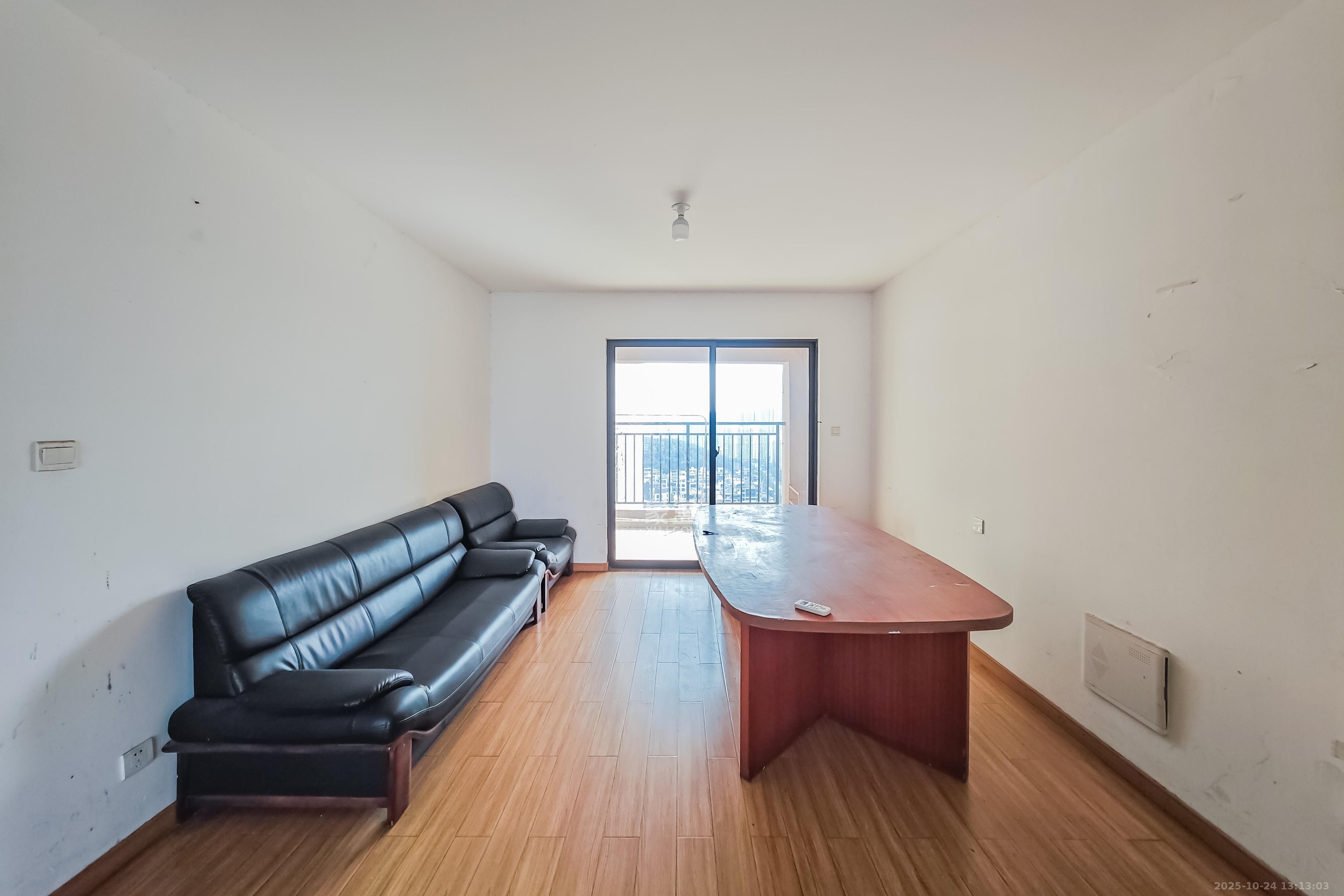 旭辉国际广场(永升商业广场) 4室2厅2卫 170.0万 旭辉国际广场(永升商业广场) 4室2厅2卫 170.0万客厅