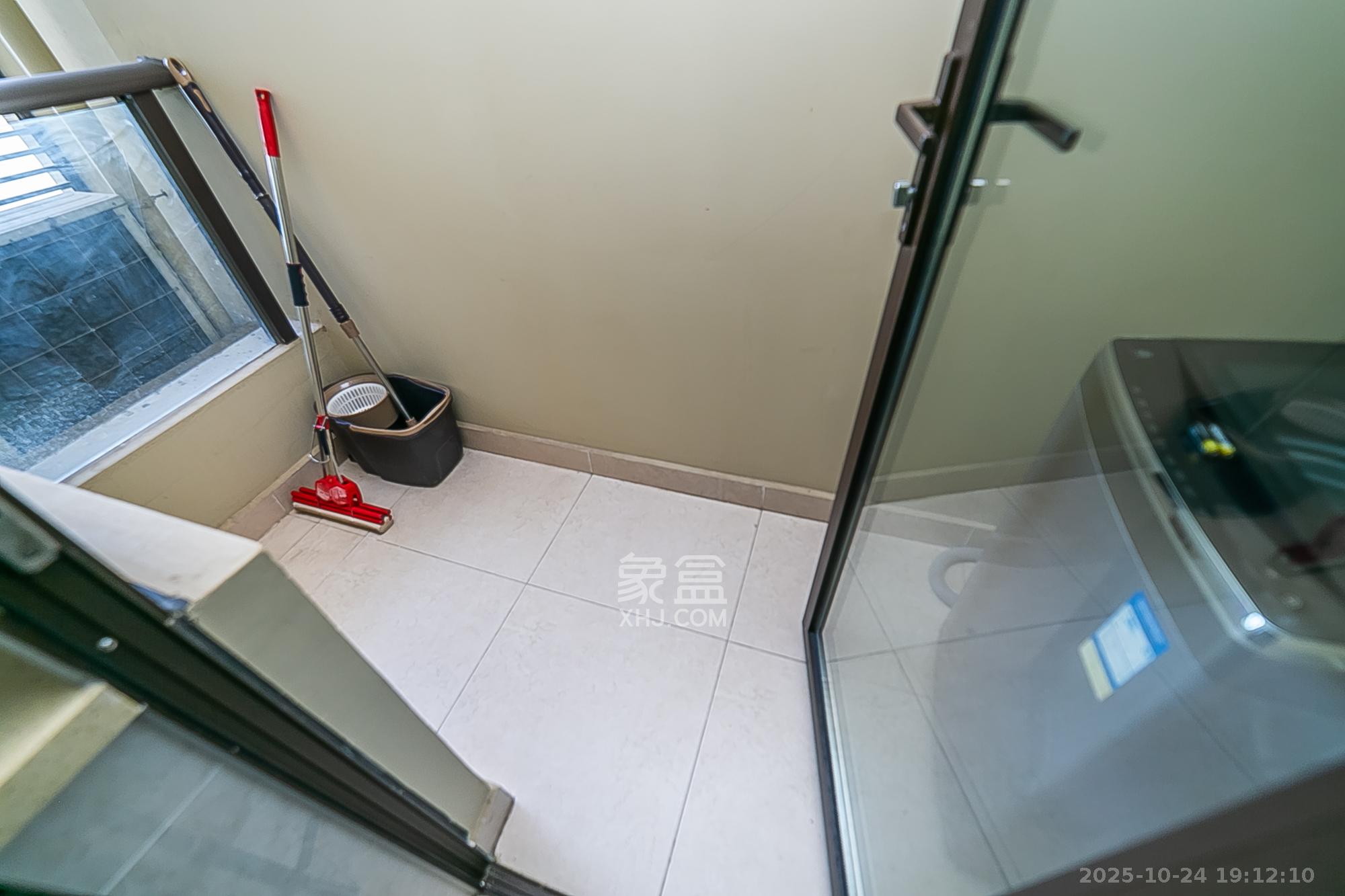 万科紫台  3室2厅2卫    239.0万阳台