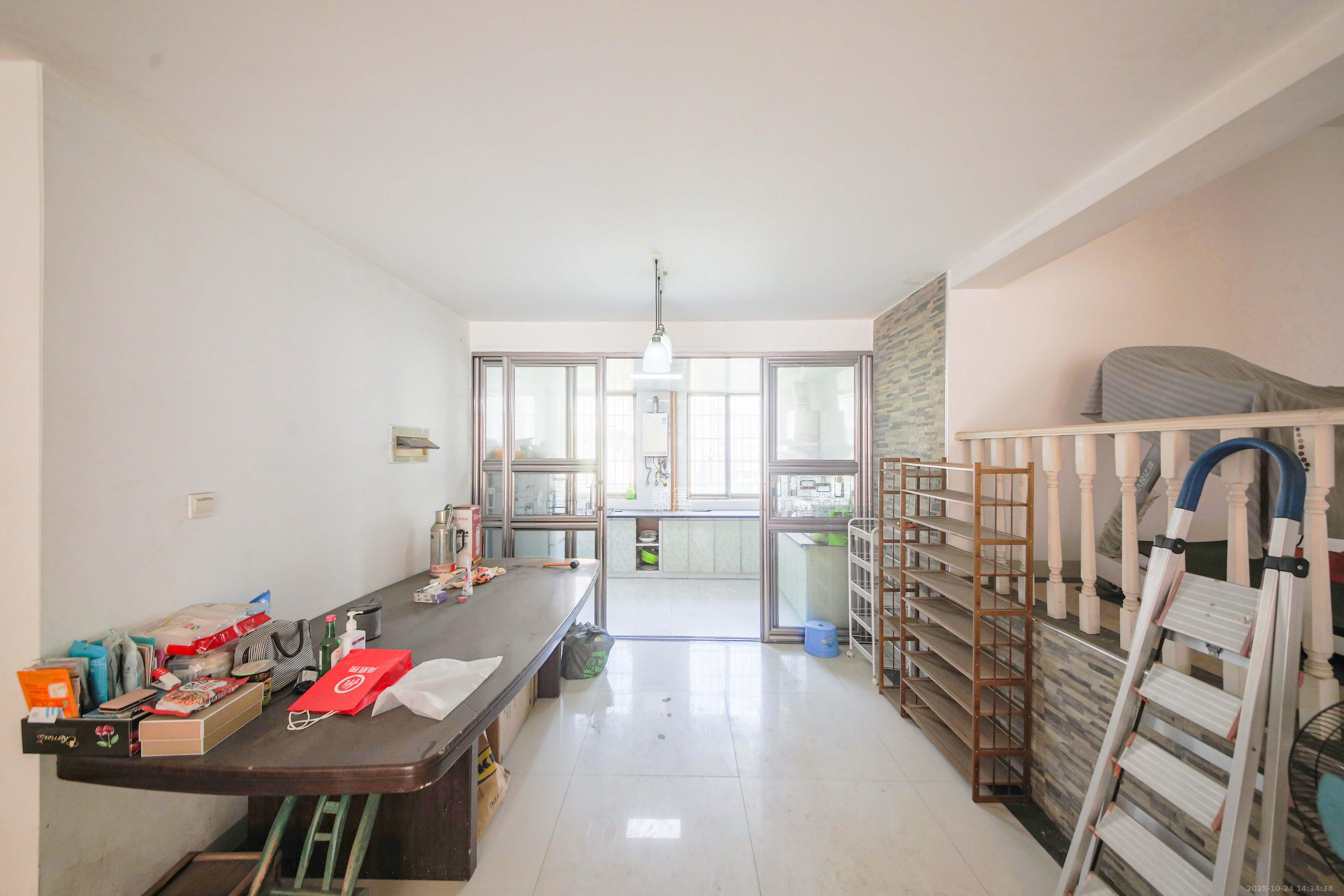 新悦家园  3室2厅2卫    74.0万客厅