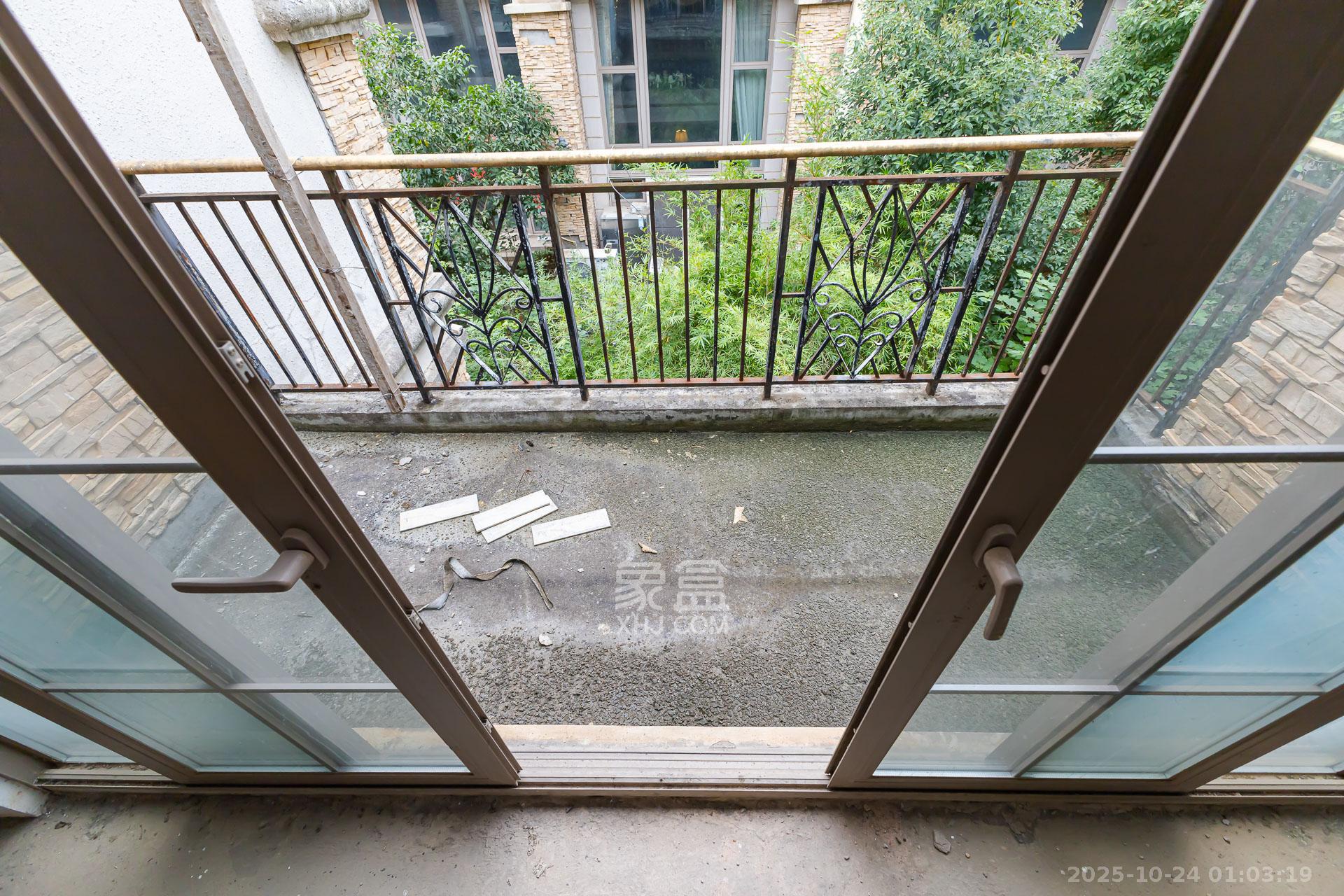 盈峰翠邸  5室2厅4卫    155.0万阳台