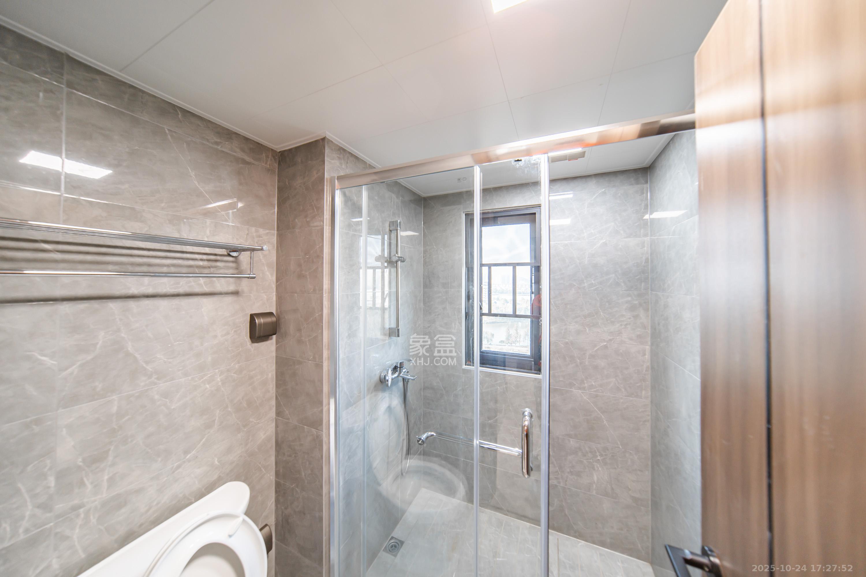 卓越洋湖晴翠  4室2厅2卫    180.0万卫生间