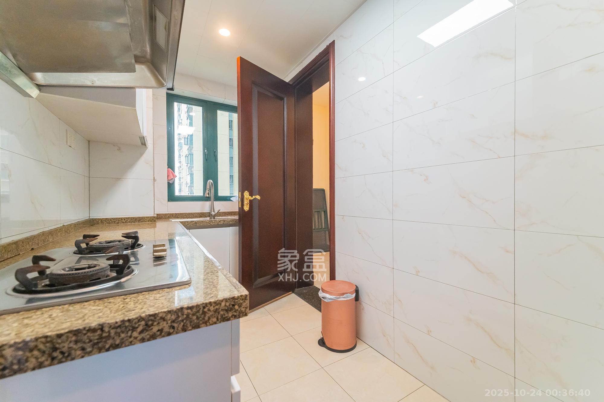 恒大翡翠华庭  4室2厅2卫    125.0万厨房