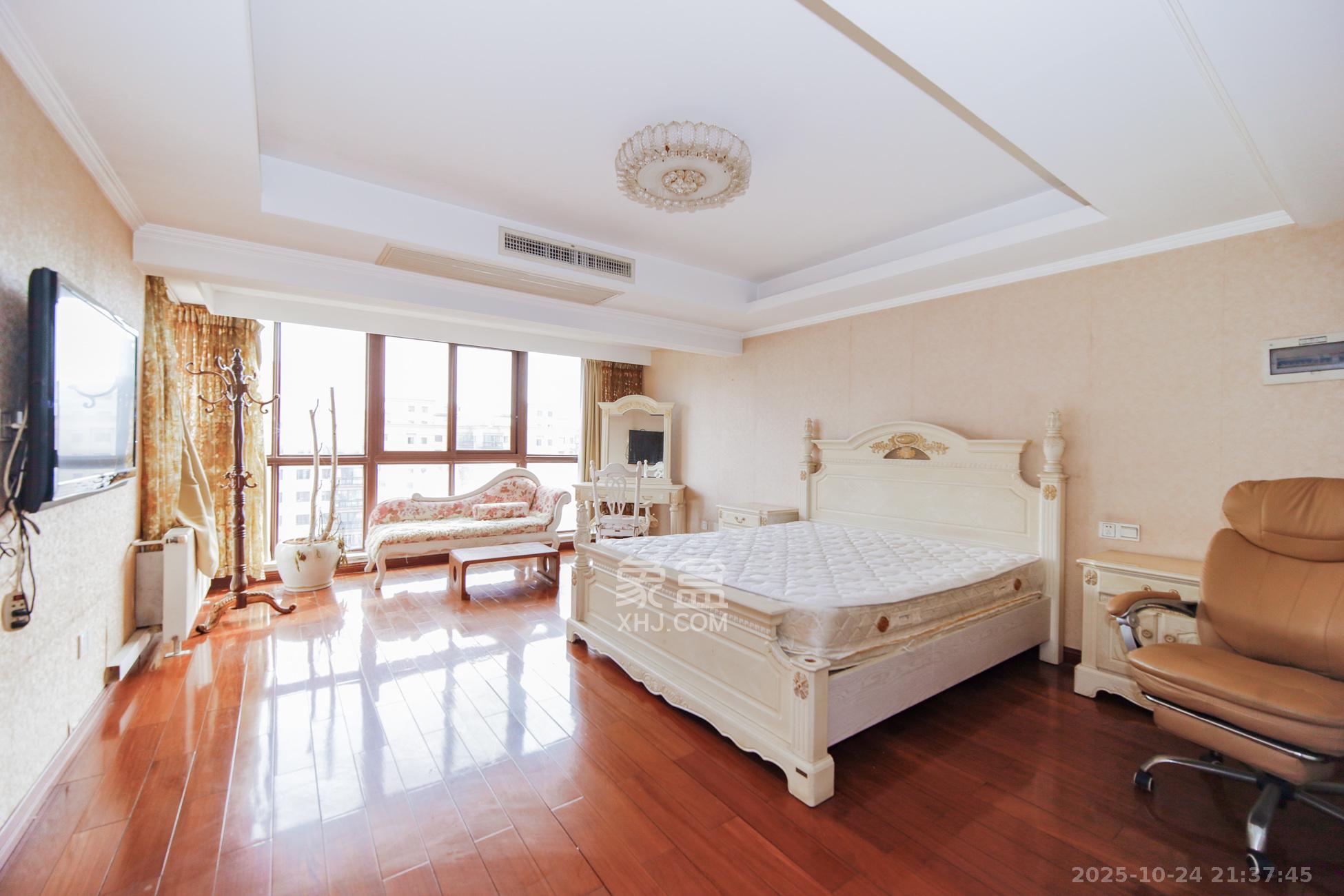 鑫天山水洲城  5室2厅3卫    265.0万卧室