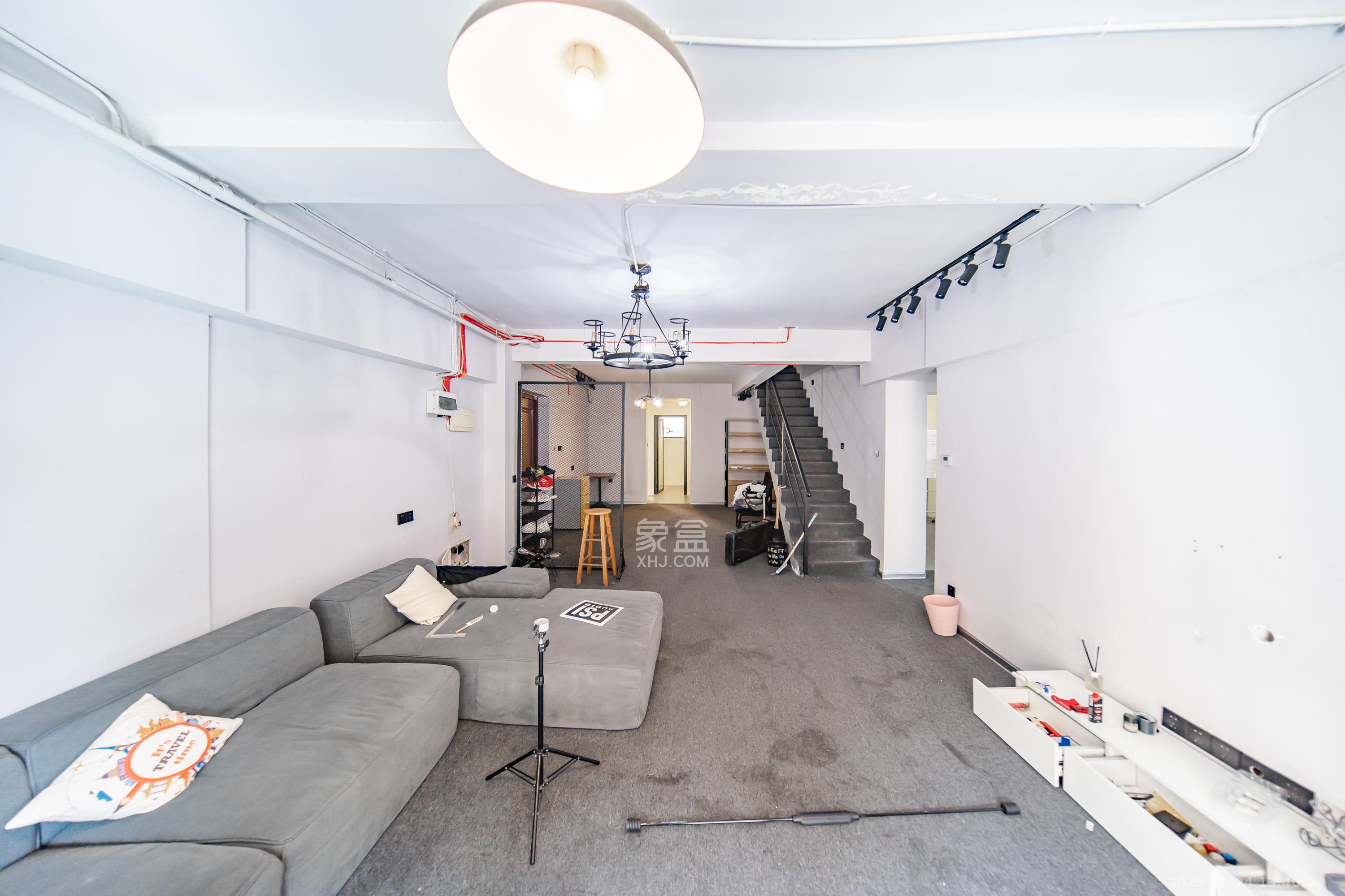 洋湖18克拉(旷远洋湖18克拉) 5室1厅3卫 290.0万 洋湖18克拉(旷远洋湖18克拉) 5室1厅3卫 290.0万客厅