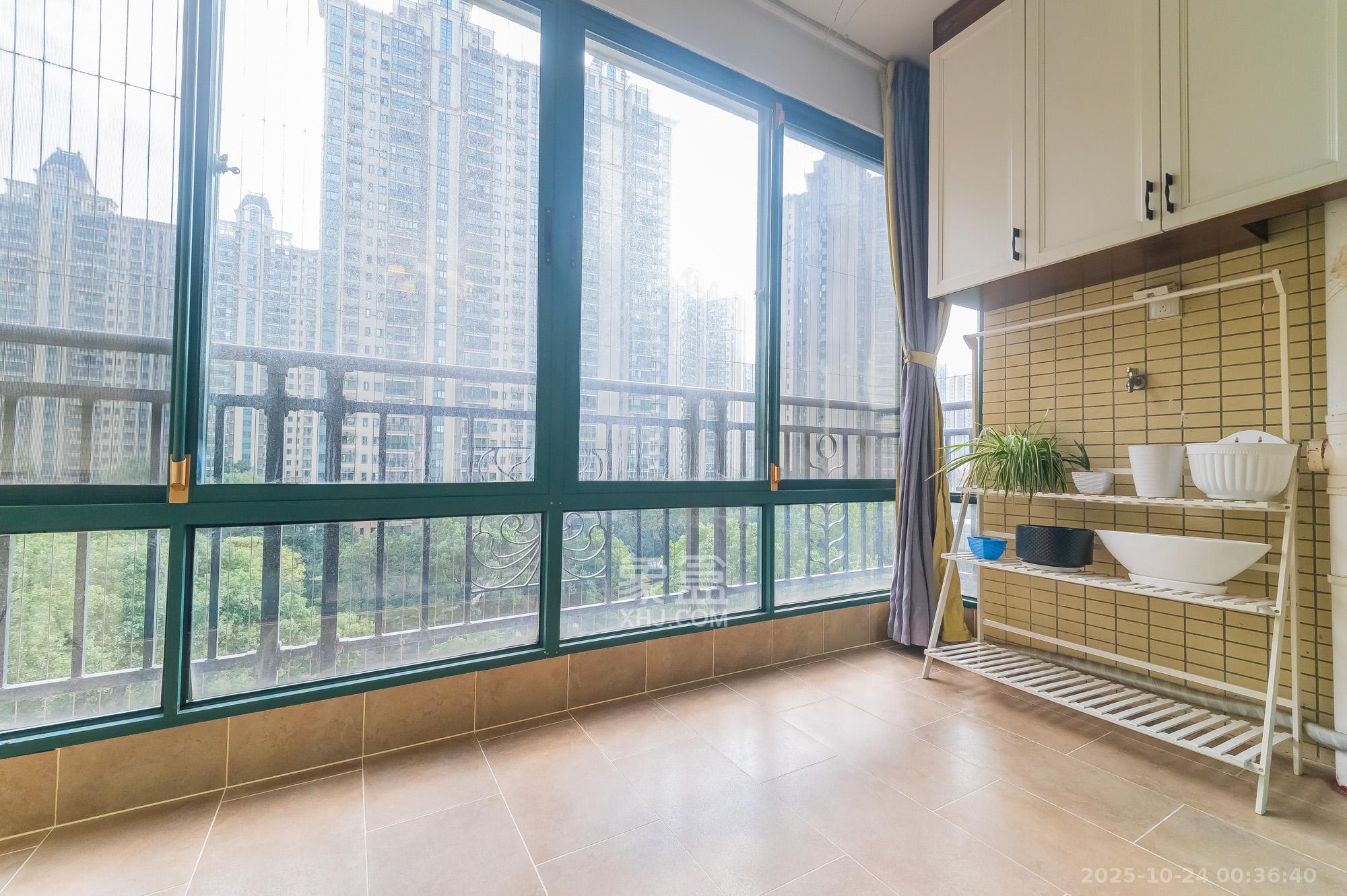 恒大翡翠华庭  4室2厅2卫    125.0万阳台