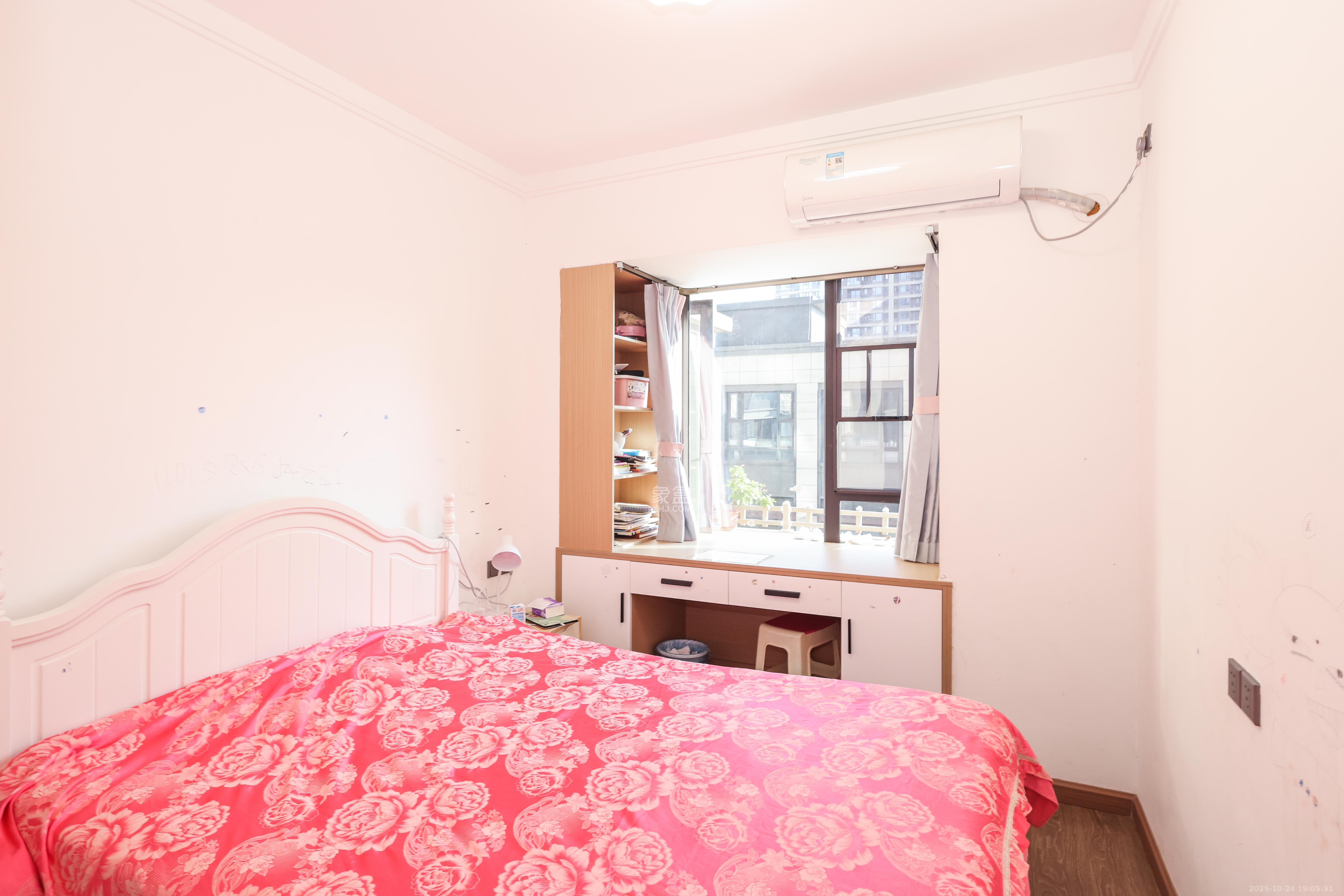 招商华发依云曦城  4室2厅2卫    135.0万 招商华发依云曦城  4室2厅2卫    135.0万卧室