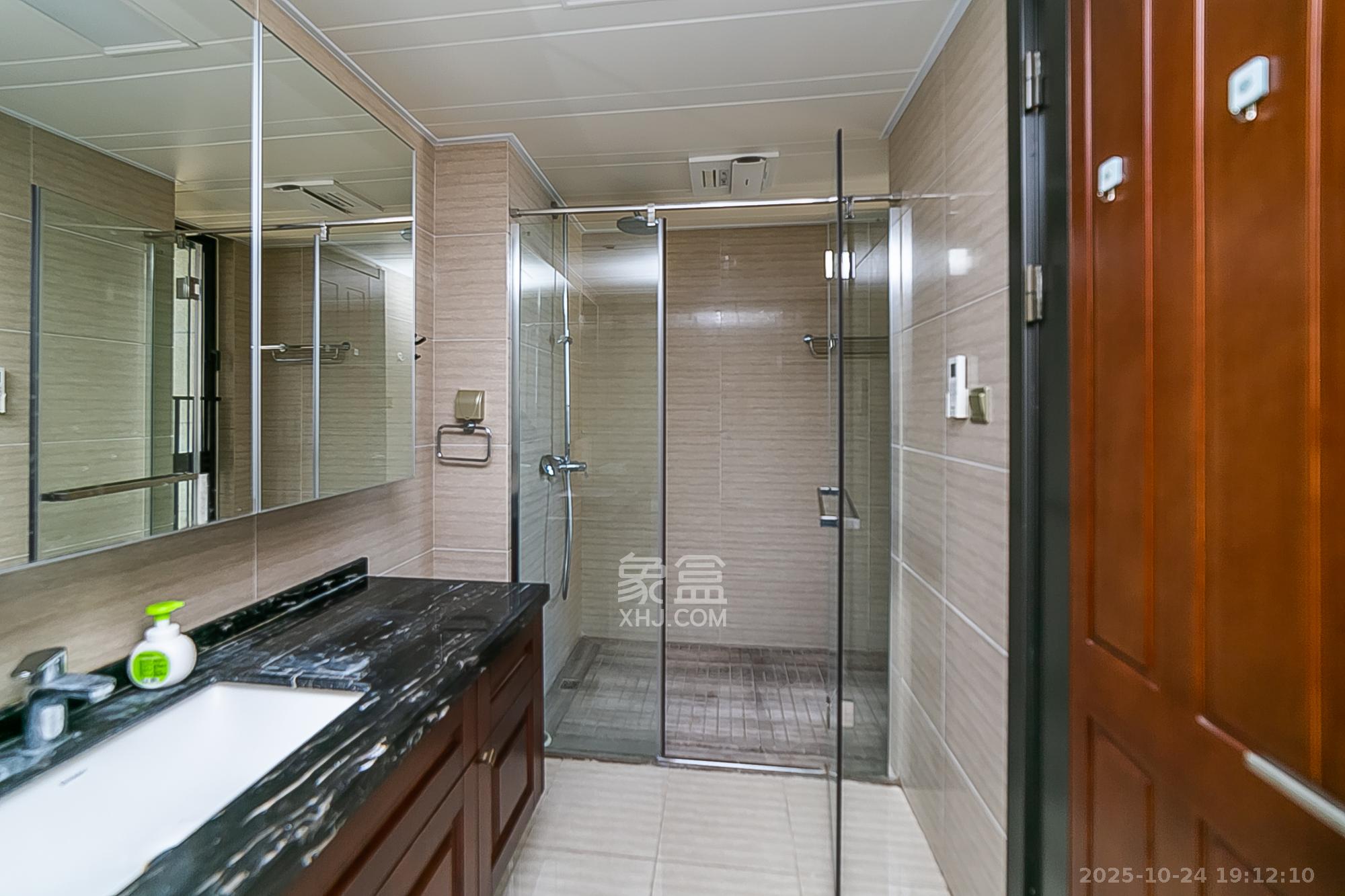 万科紫台 3室2厅2卫 239.0万 万科紫台 3室2厅2卫 239.0万卫生间