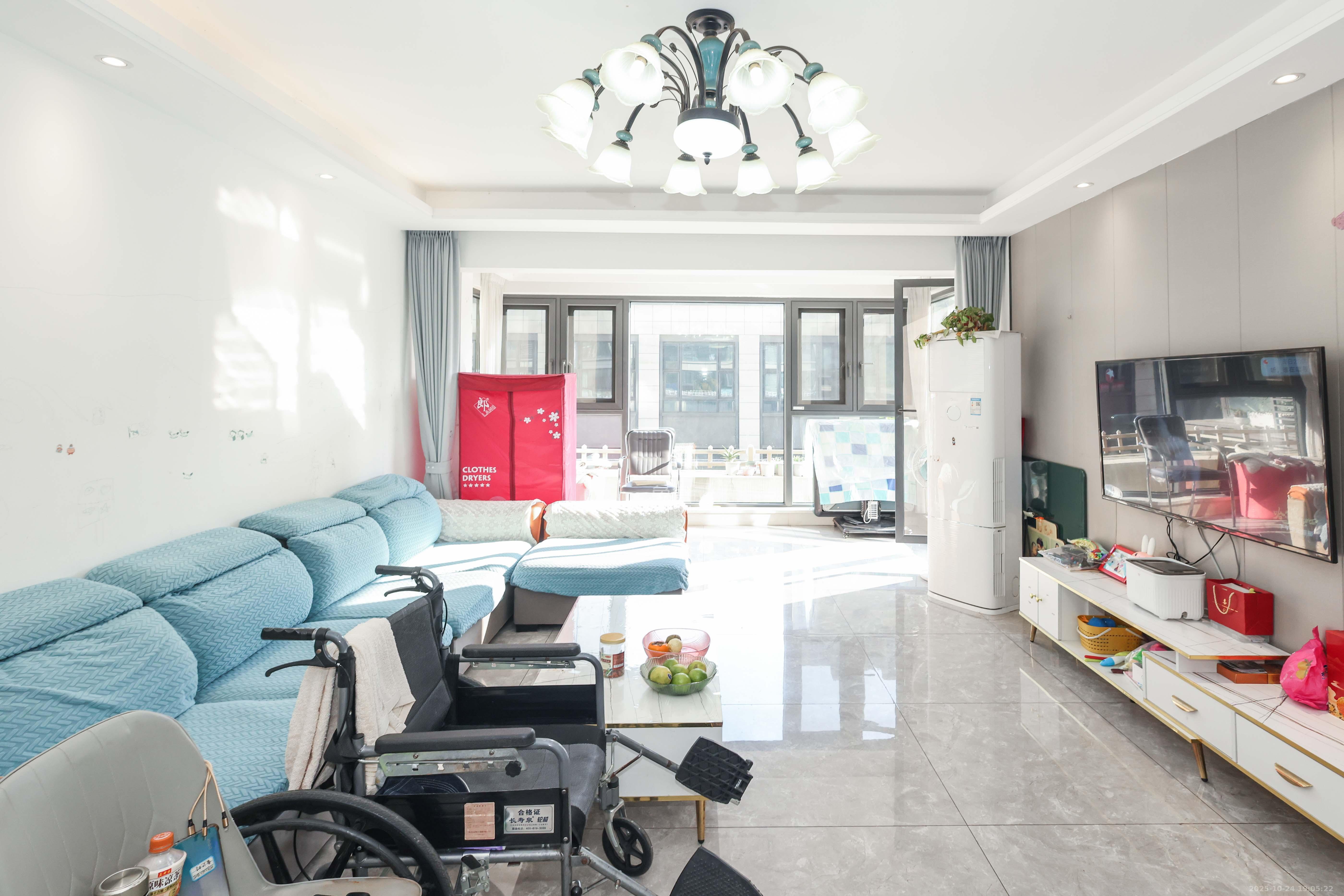 招商华发依云曦城  4室2厅2卫    135.0万 招商华发依云曦城  4室2厅2卫    135.0万客厅