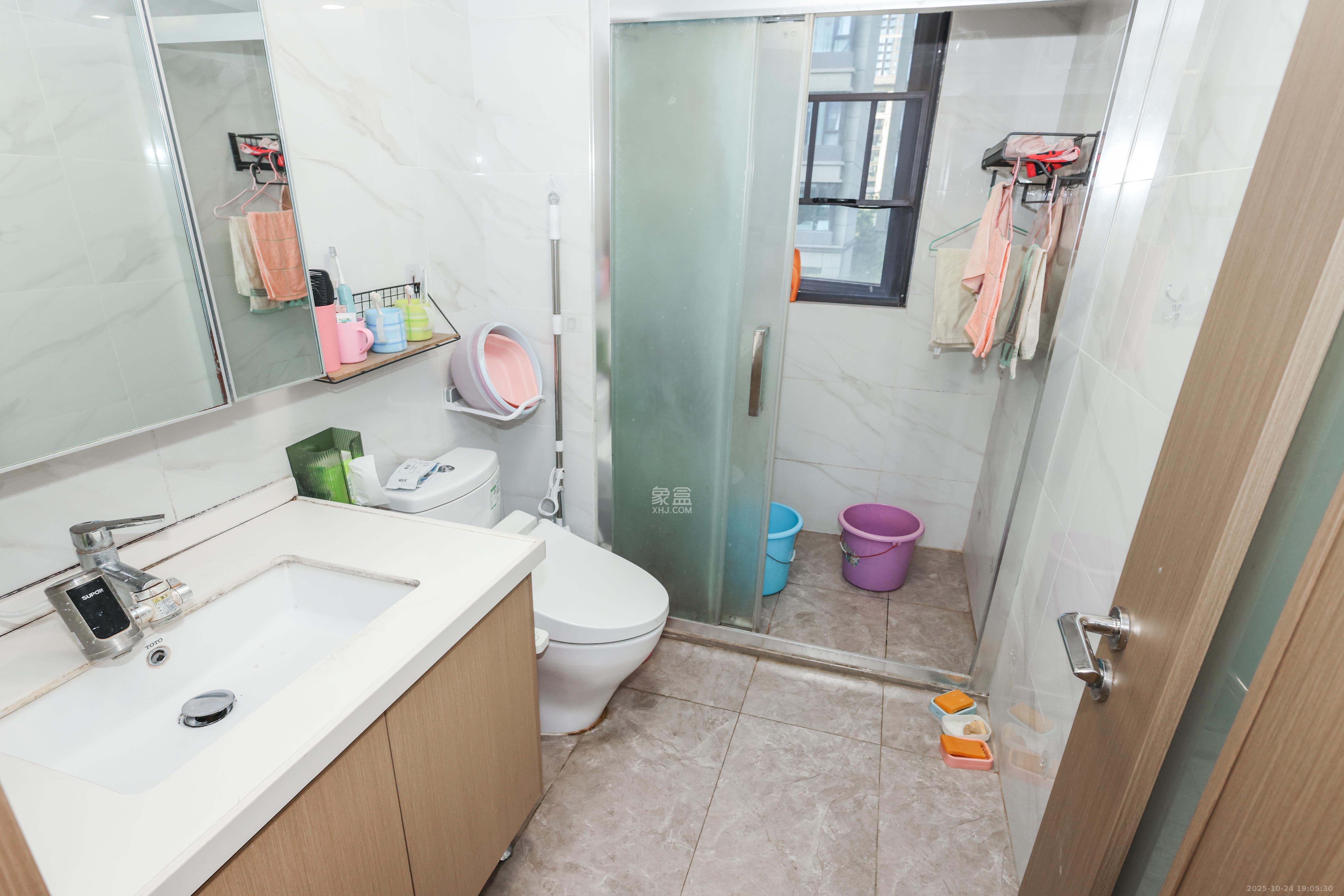 招商华发依云曦城  4室2厅2卫    135.0万 招商华发依云曦城  4室2厅2卫    135.0万卫生间