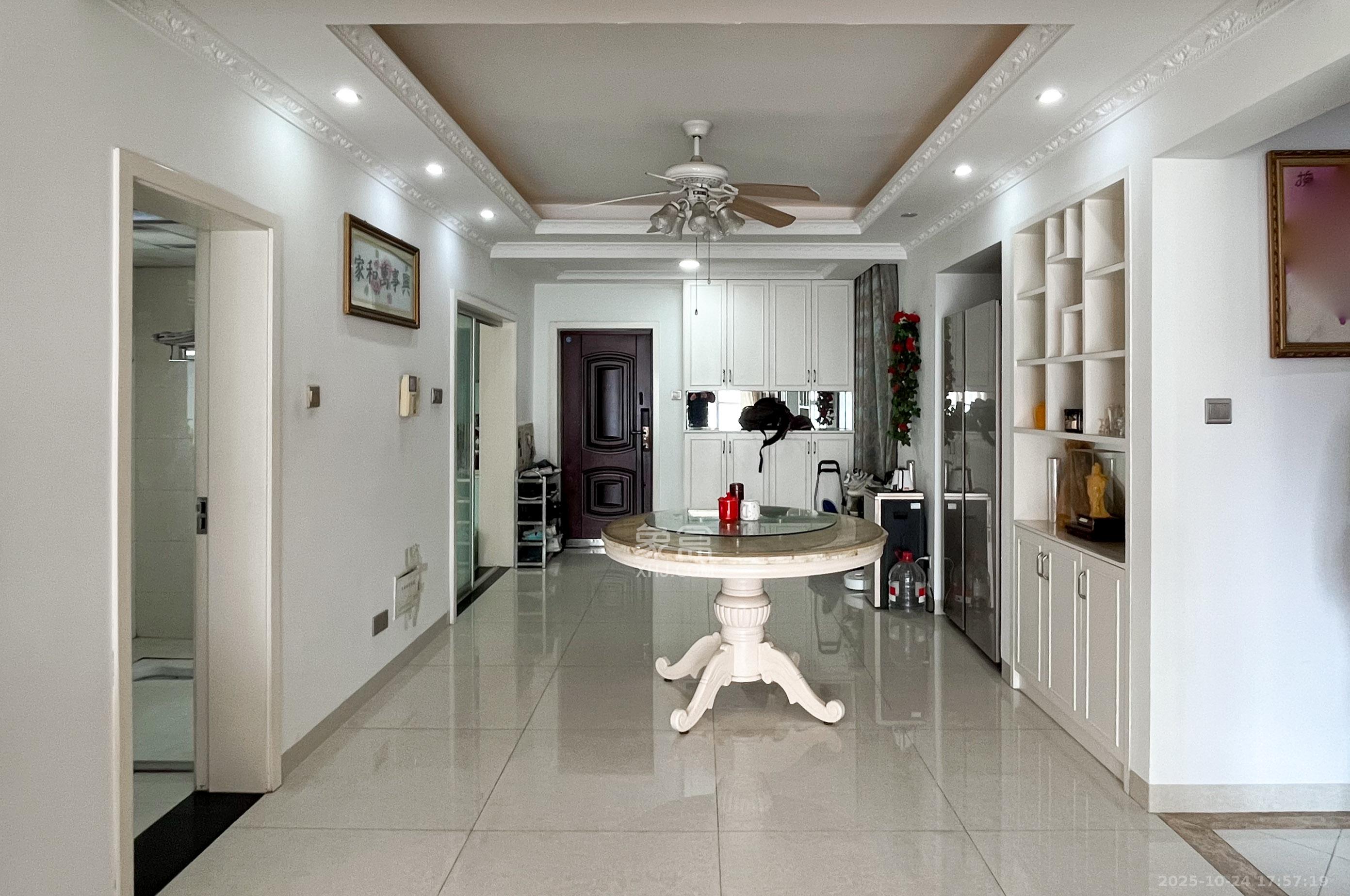 高鑫麓城 4室2厅2卫 198.0万 高鑫麓城 4室2厅2卫 198.0万客厅