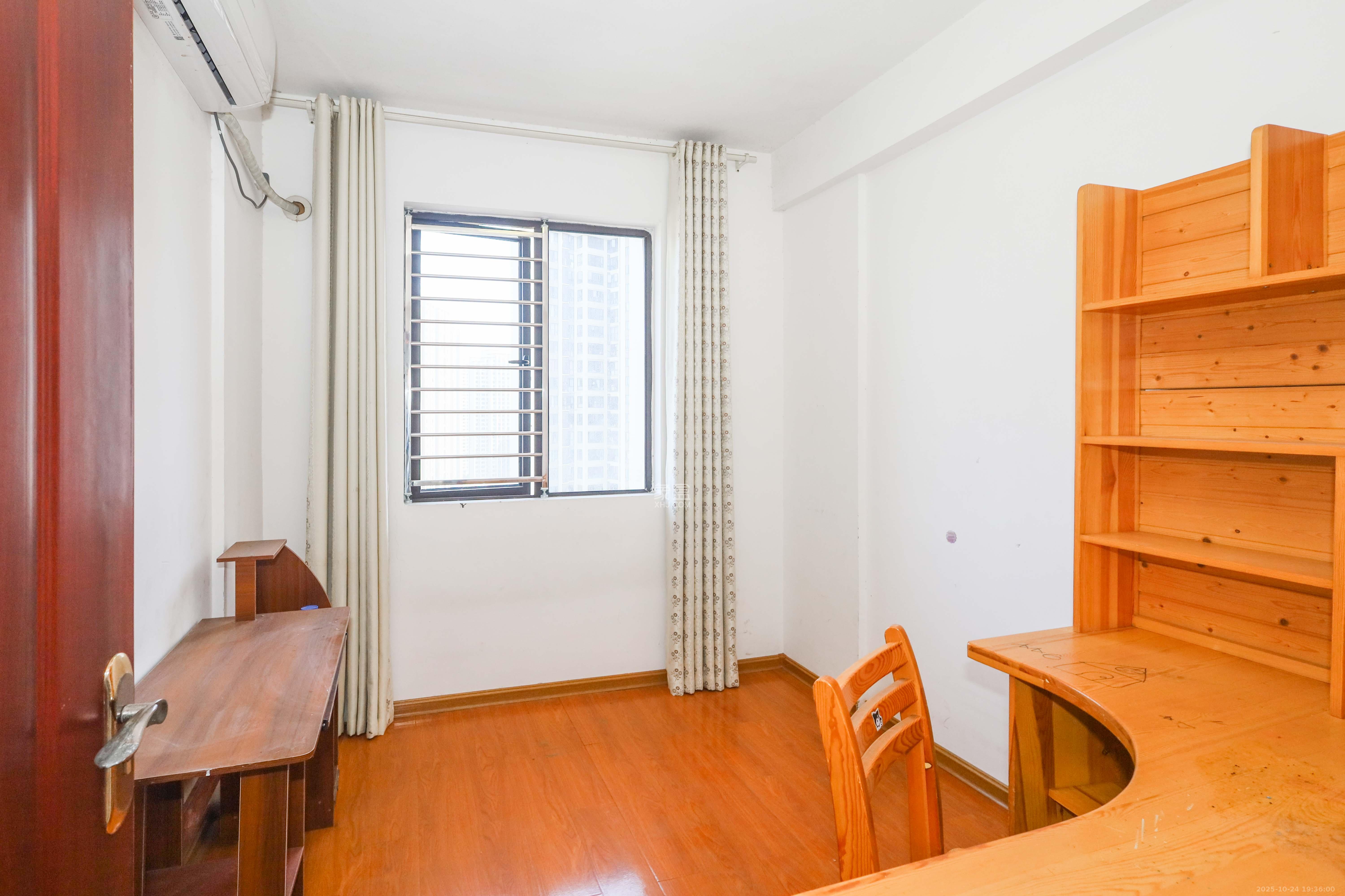 中国铁建梅溪青秀二期  4室2厅2卫    145.0万卧室