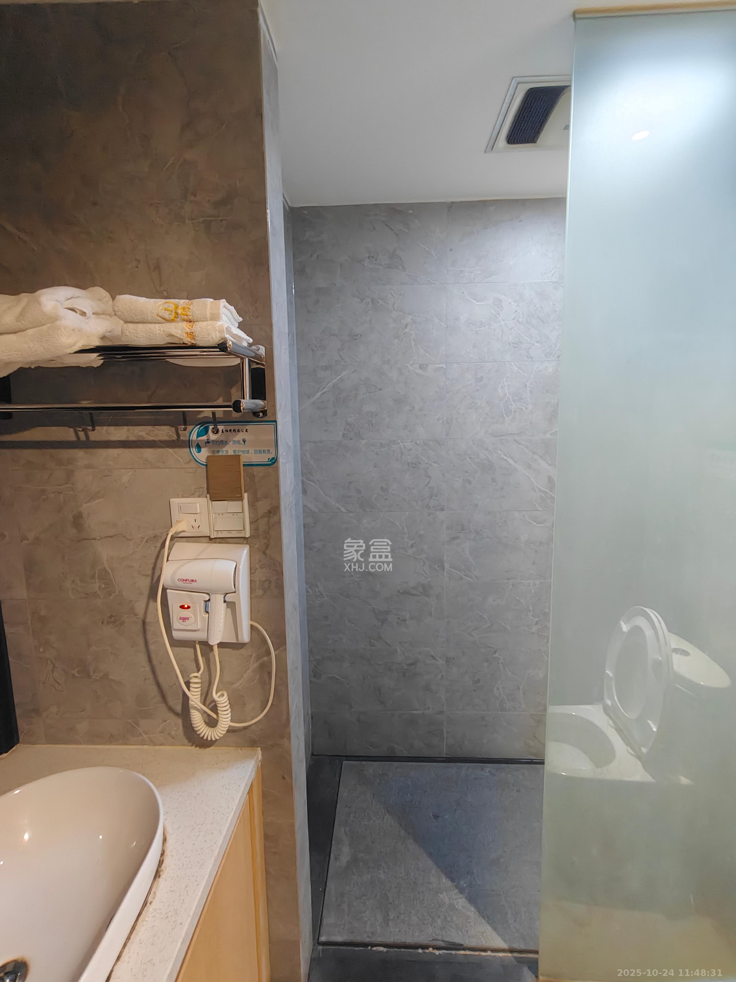 紫鑫御湖湾  1室1厅1卫    1000.0元/月室内图