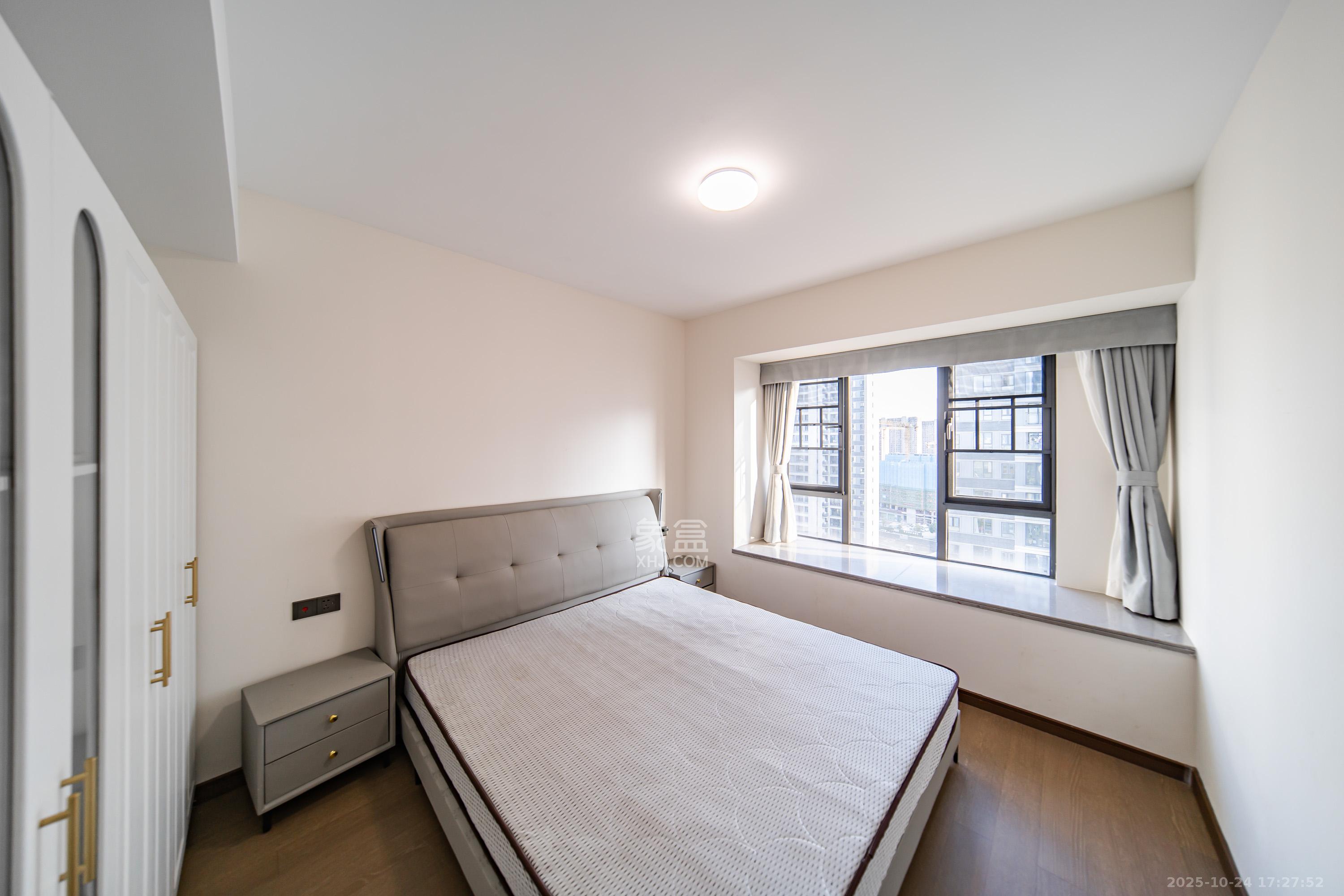 卓越洋湖晴翠  4室2厅2卫    180.0万卧室