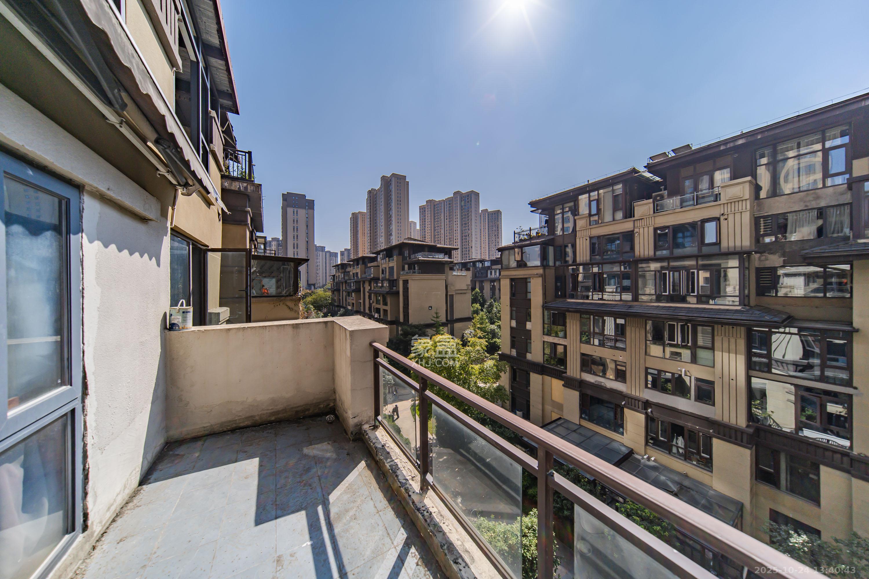 洋湖18克拉(旷远洋湖18克拉) 5室1厅3卫 290.0万 洋湖18克拉(旷远洋湖18克拉) 5室1厅3卫 290.0万阳台