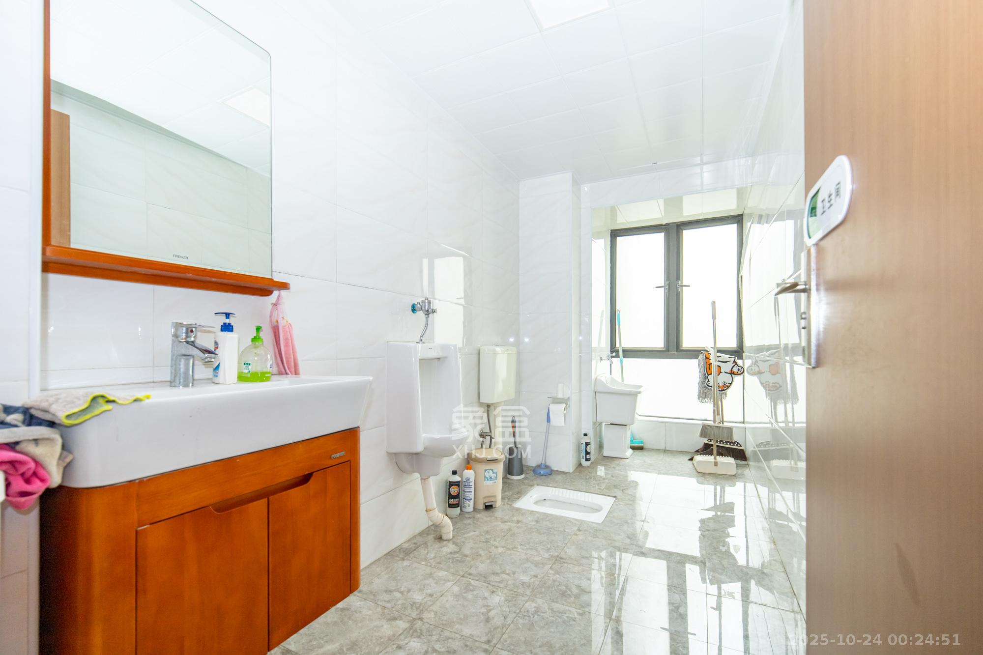 归心苑  4室2厅2卫    158.0万卫生间