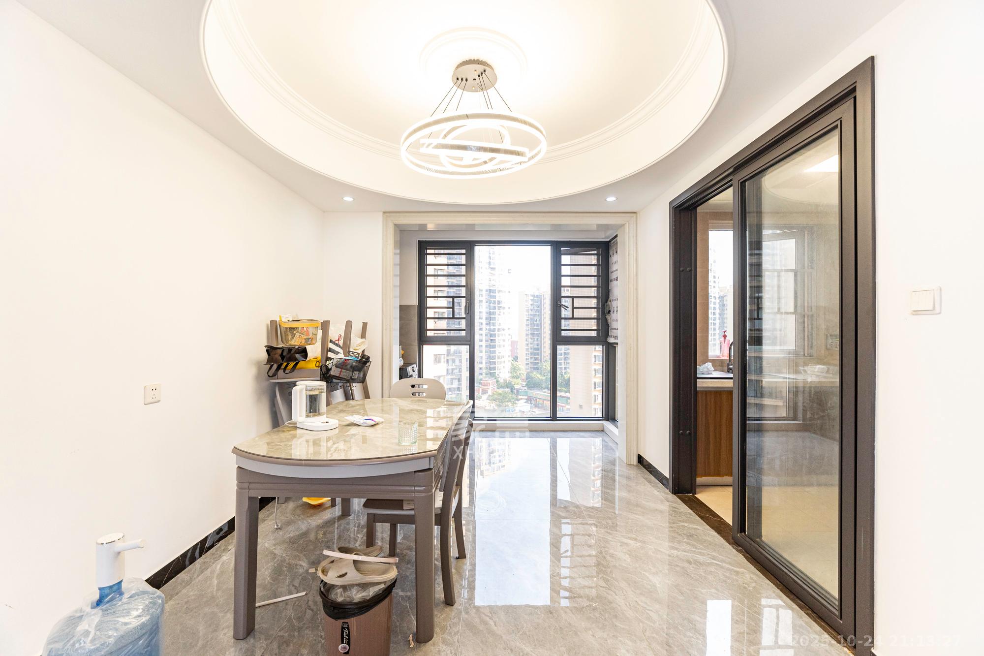 保利香槟国际  4室2厅2卫    108.0万客厅