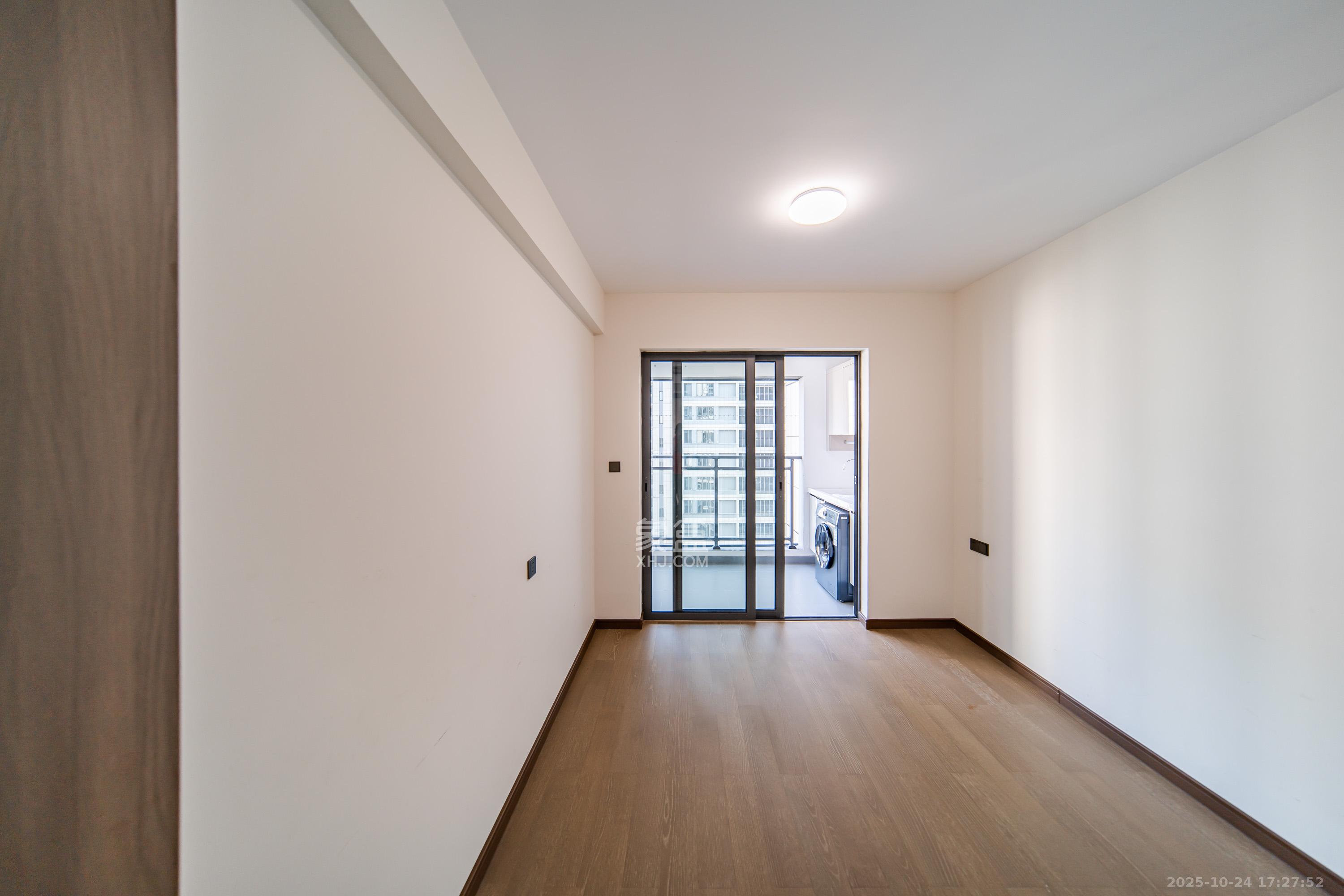 卓越洋湖晴翠  4室2厅2卫    180.0万卧室