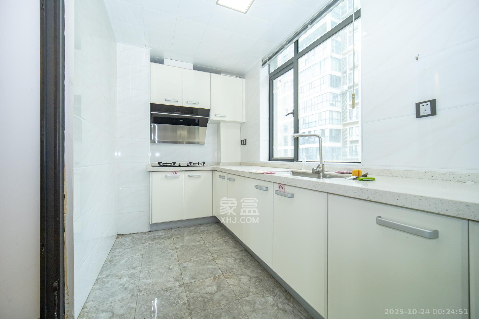 归心苑  4室2厅2卫    158.0万厨房