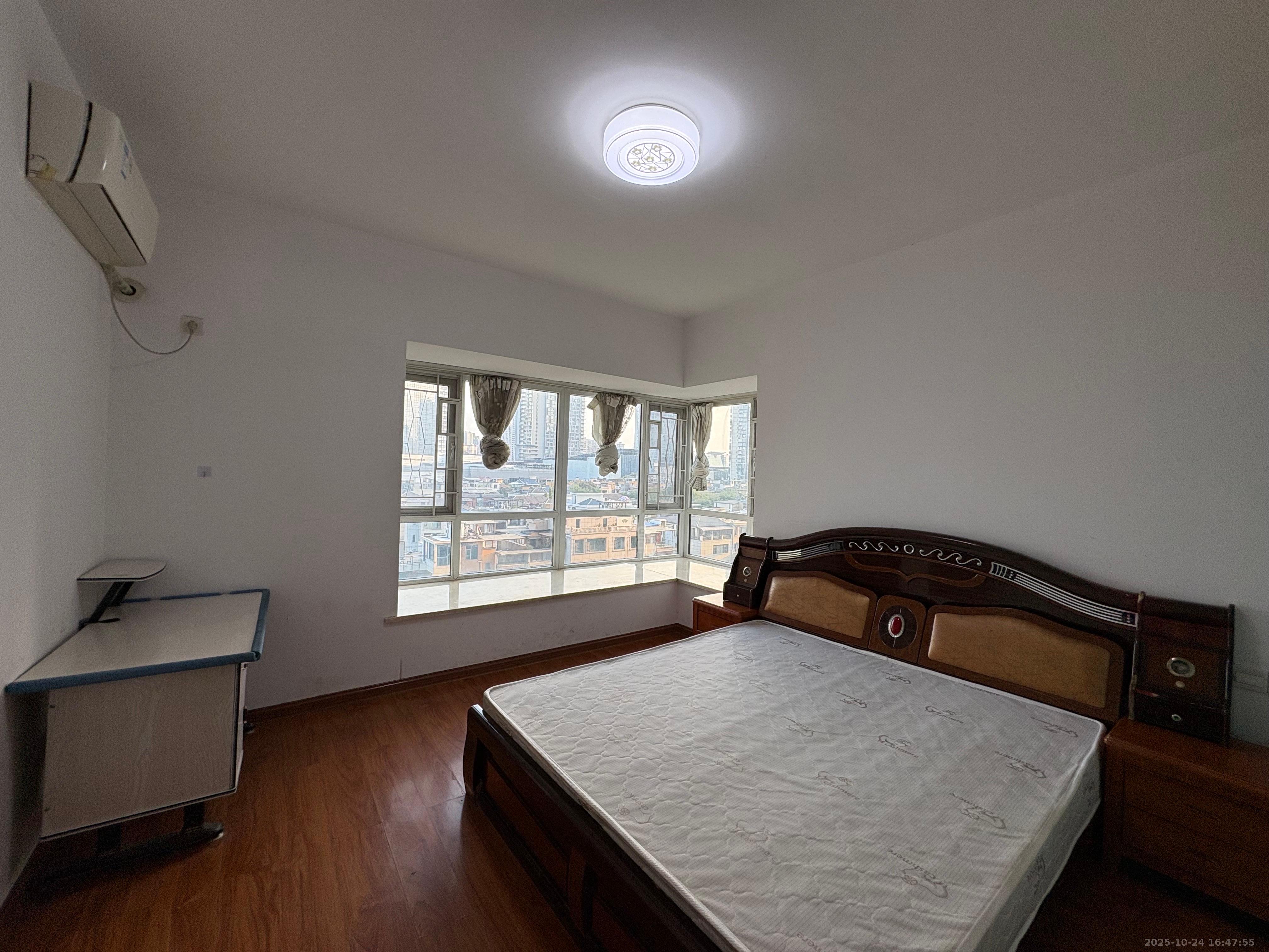 美的城二期  3室2厅2卫    2000.0元/月室内图