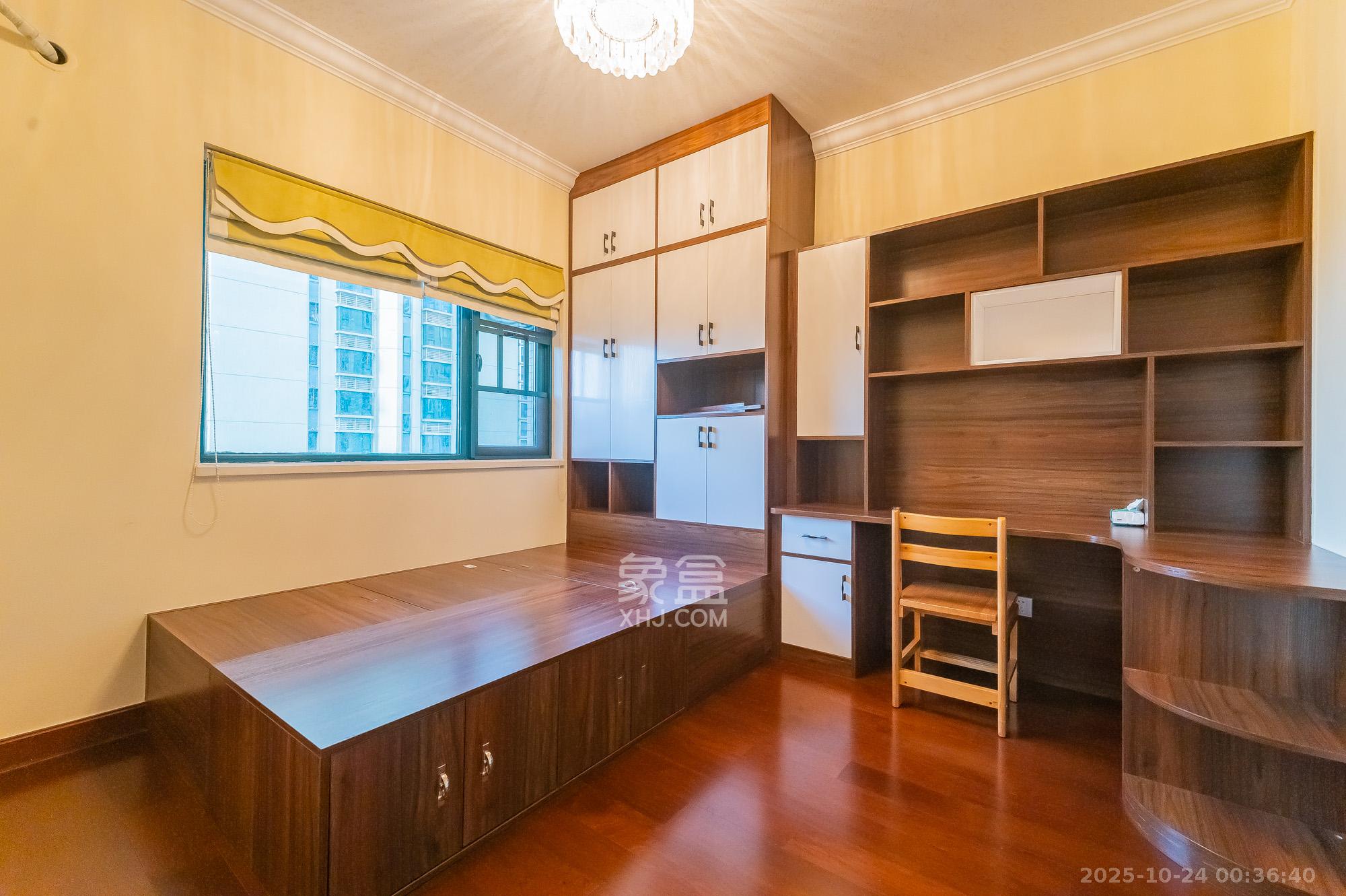 恒大翡翠华庭  4室2厅2卫    125.0万卧室