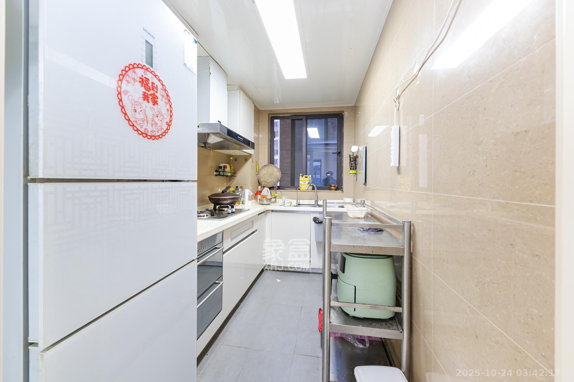 时代倾城一期  3室2厅2卫    82.0万厨房