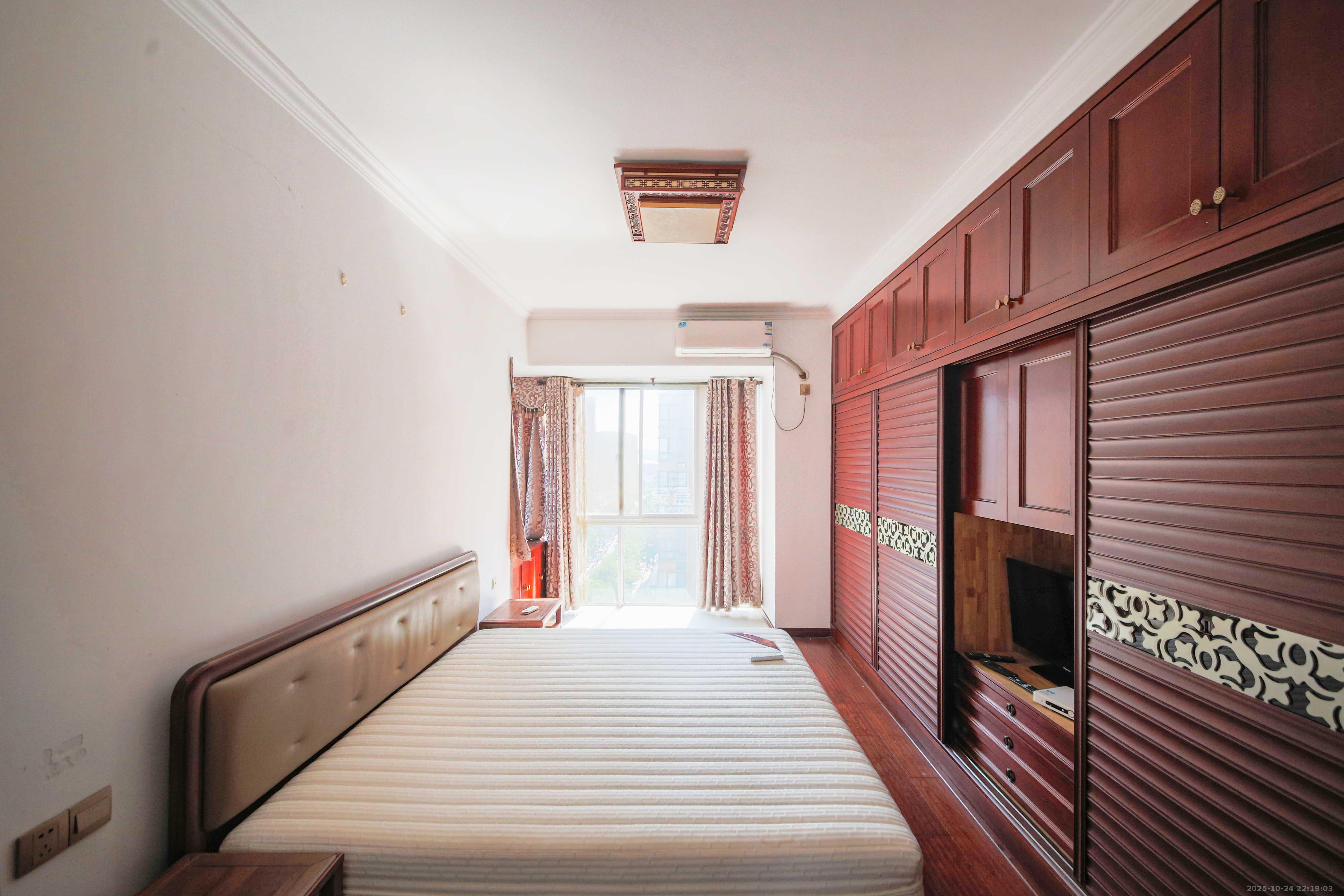 星城荣域  3室2厅2卫    158.0万 星城荣域  3室2厅2卫    158.0万卧室