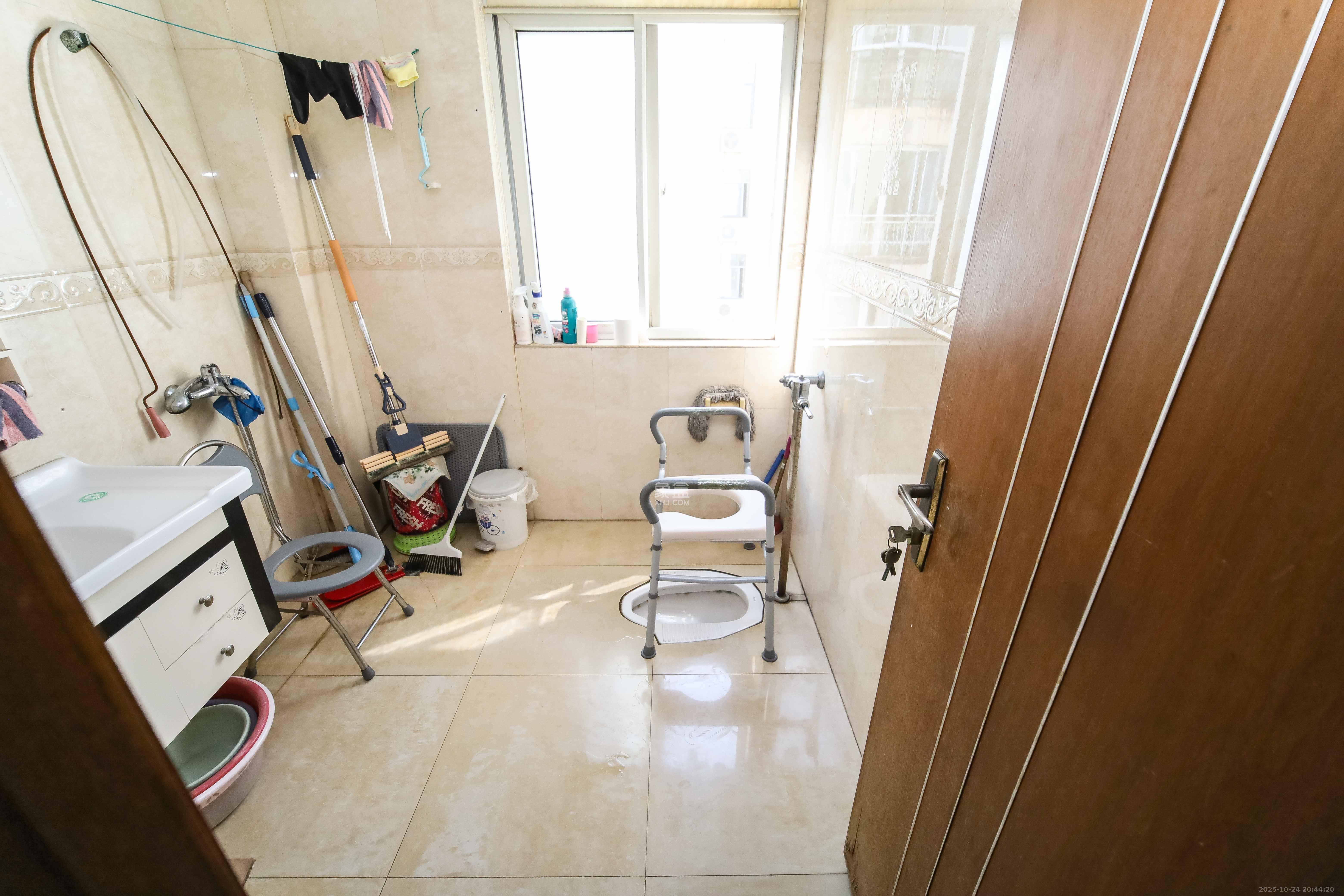 惠泽园  5室2厅4卫    242.0万卫生间