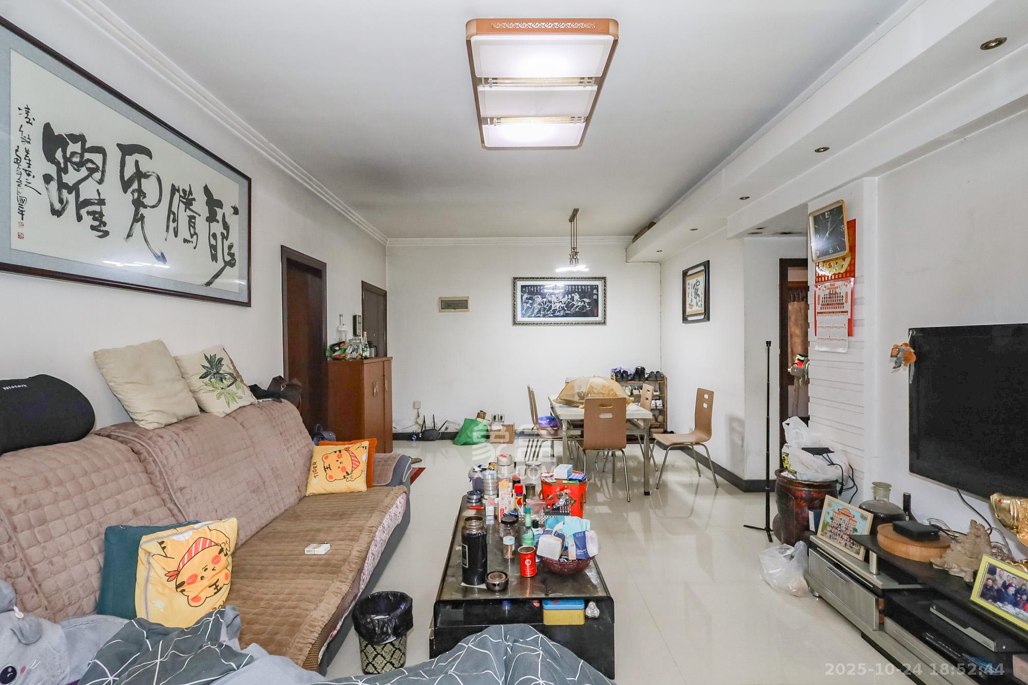 岳银欣苑 1室2厅1卫 68.0万 岳银欣苑 1室2厅1卫 68.0万客厅