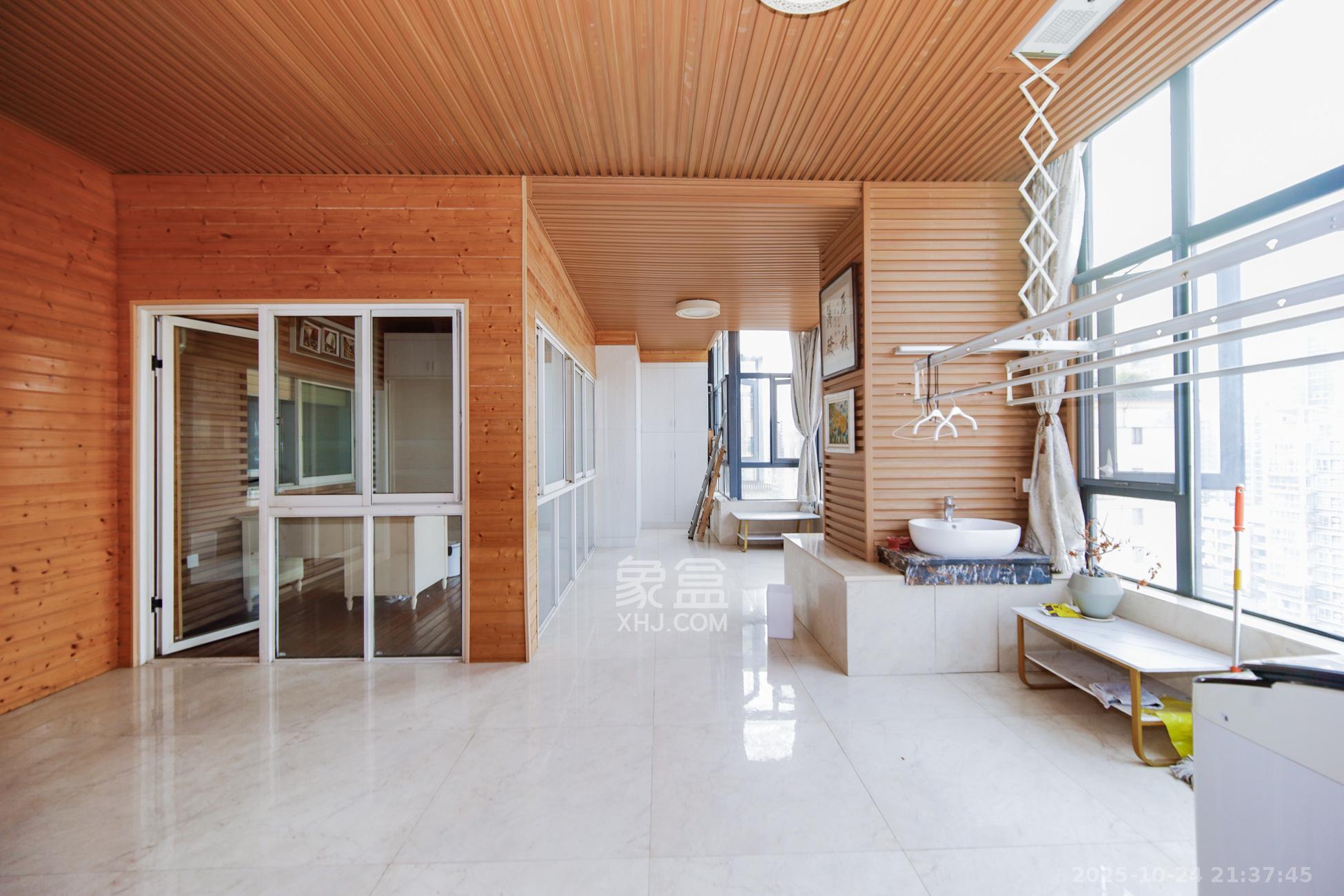 鑫天山水洲城  5室2厅3卫    265.0万阳台