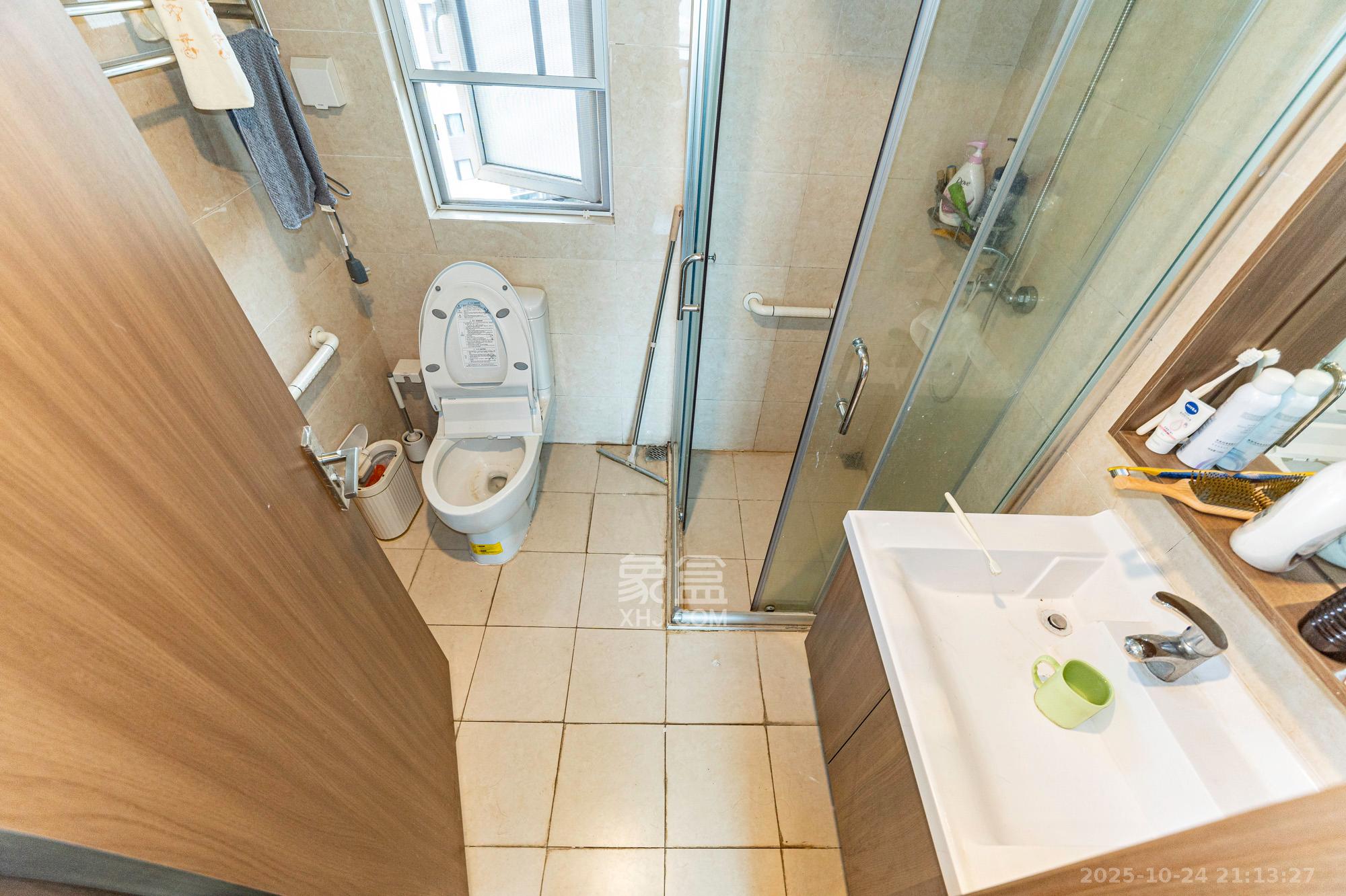 保利香槟国际  4室2厅2卫    108.0万卫生间