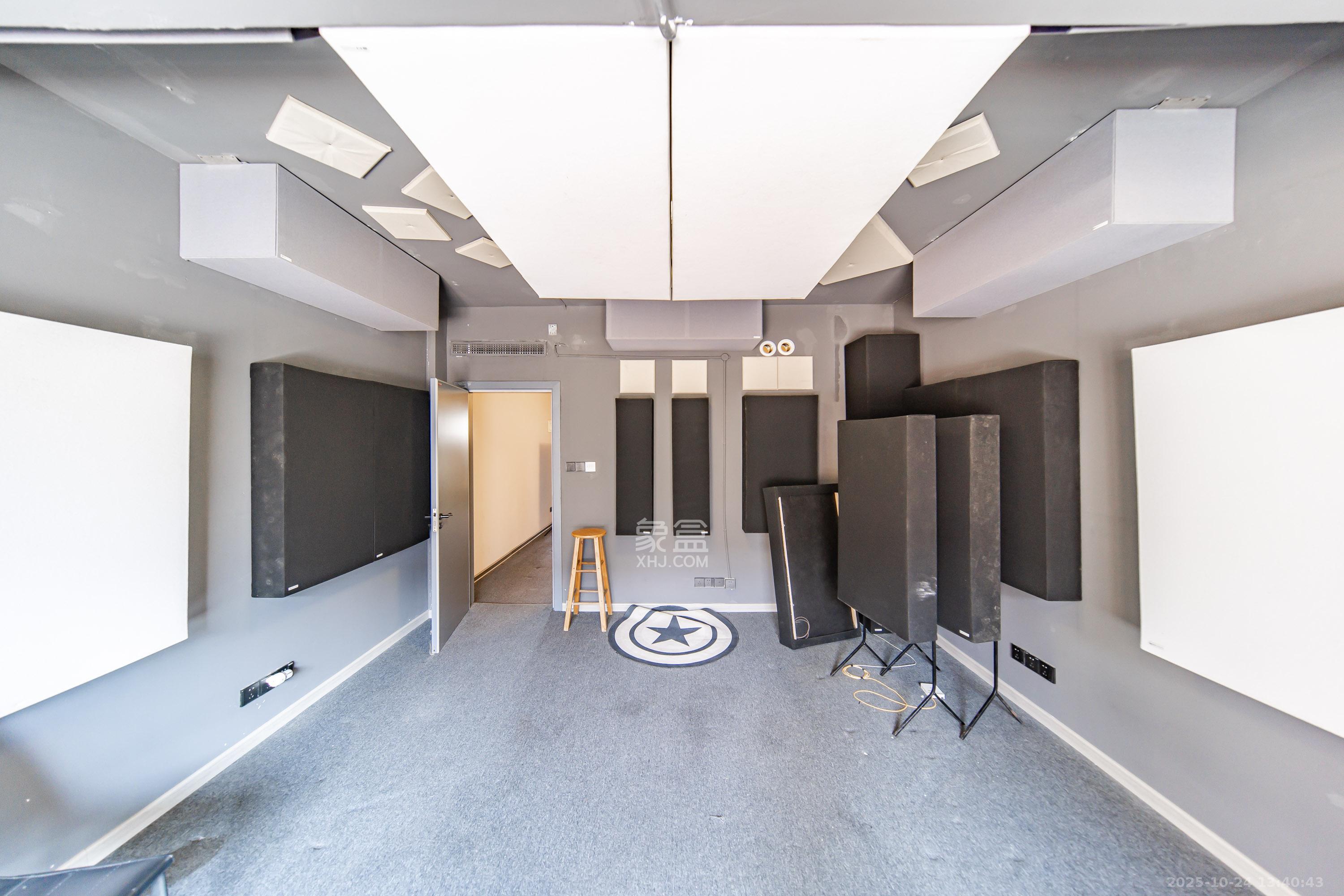 洋湖18克拉(旷远洋湖18克拉) 5室1厅3卫 290.0万 洋湖18克拉(旷远洋湖18克拉) 5室1厅3卫 290.0万卧室