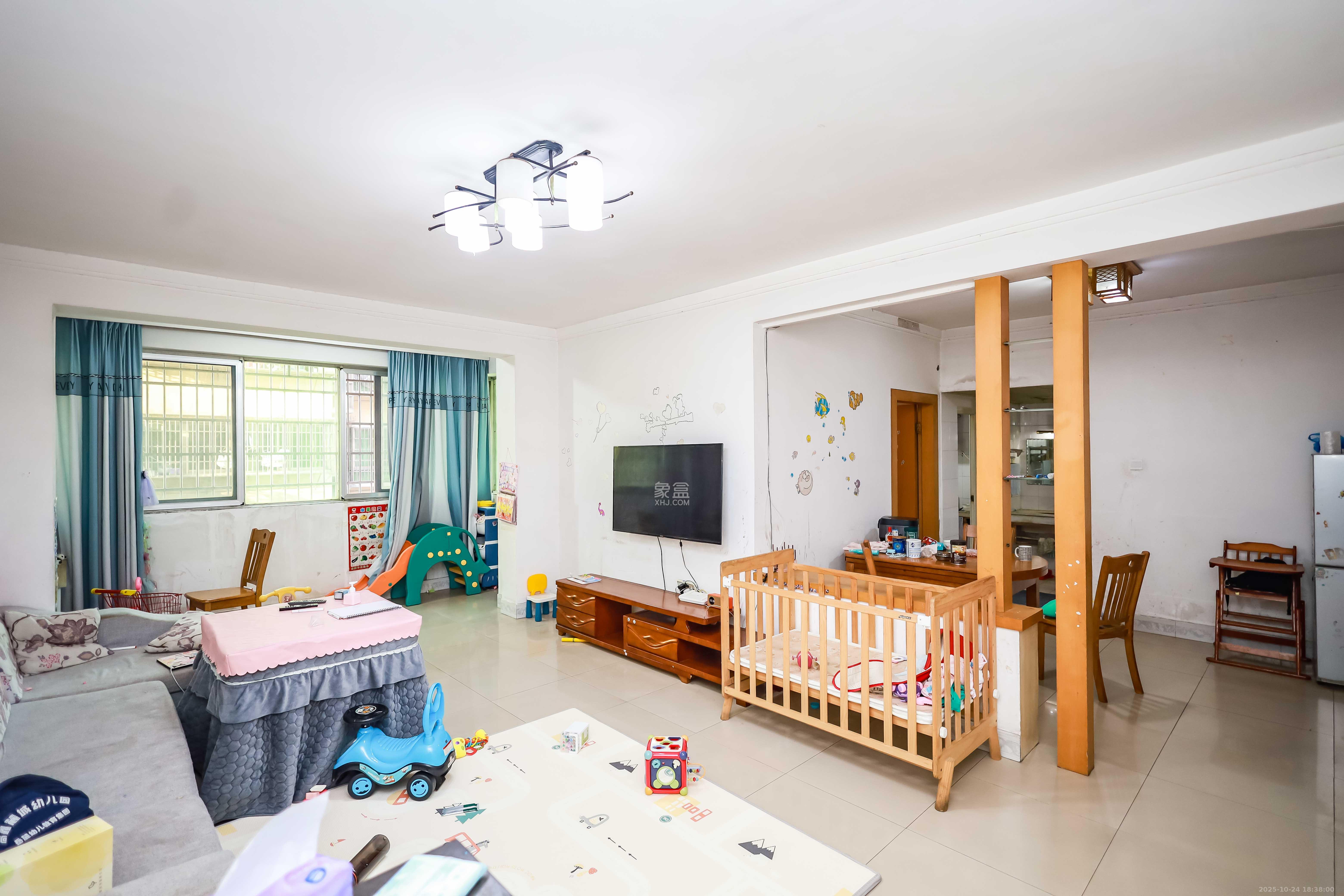 咸嘉新村嘉明苑  3室2厅2卫    76.8万客厅