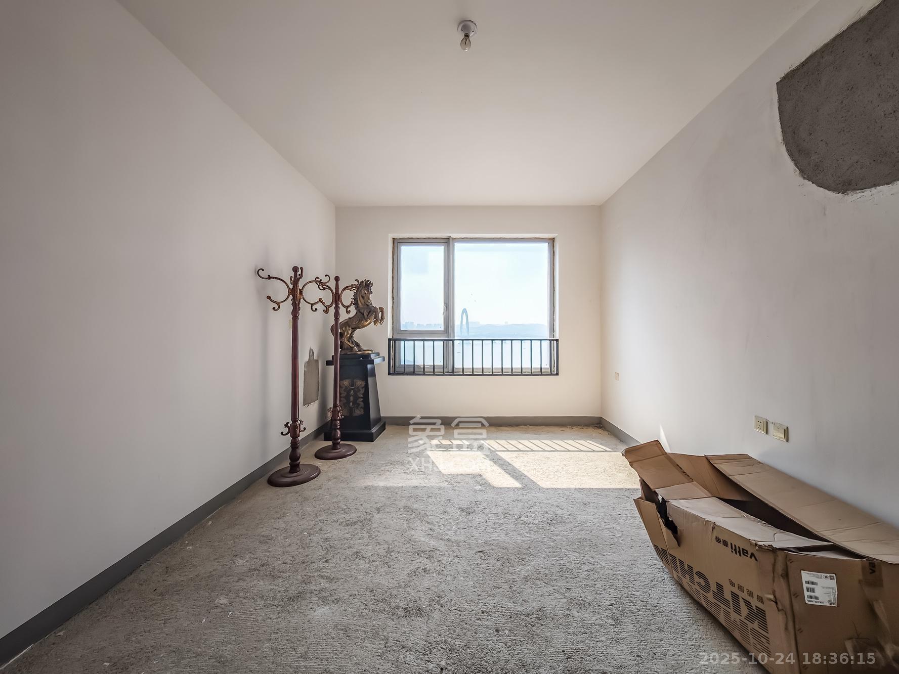 湘江壹号一二三期（创远湘江壹号）  3室2厅2卫    168.0万卧室