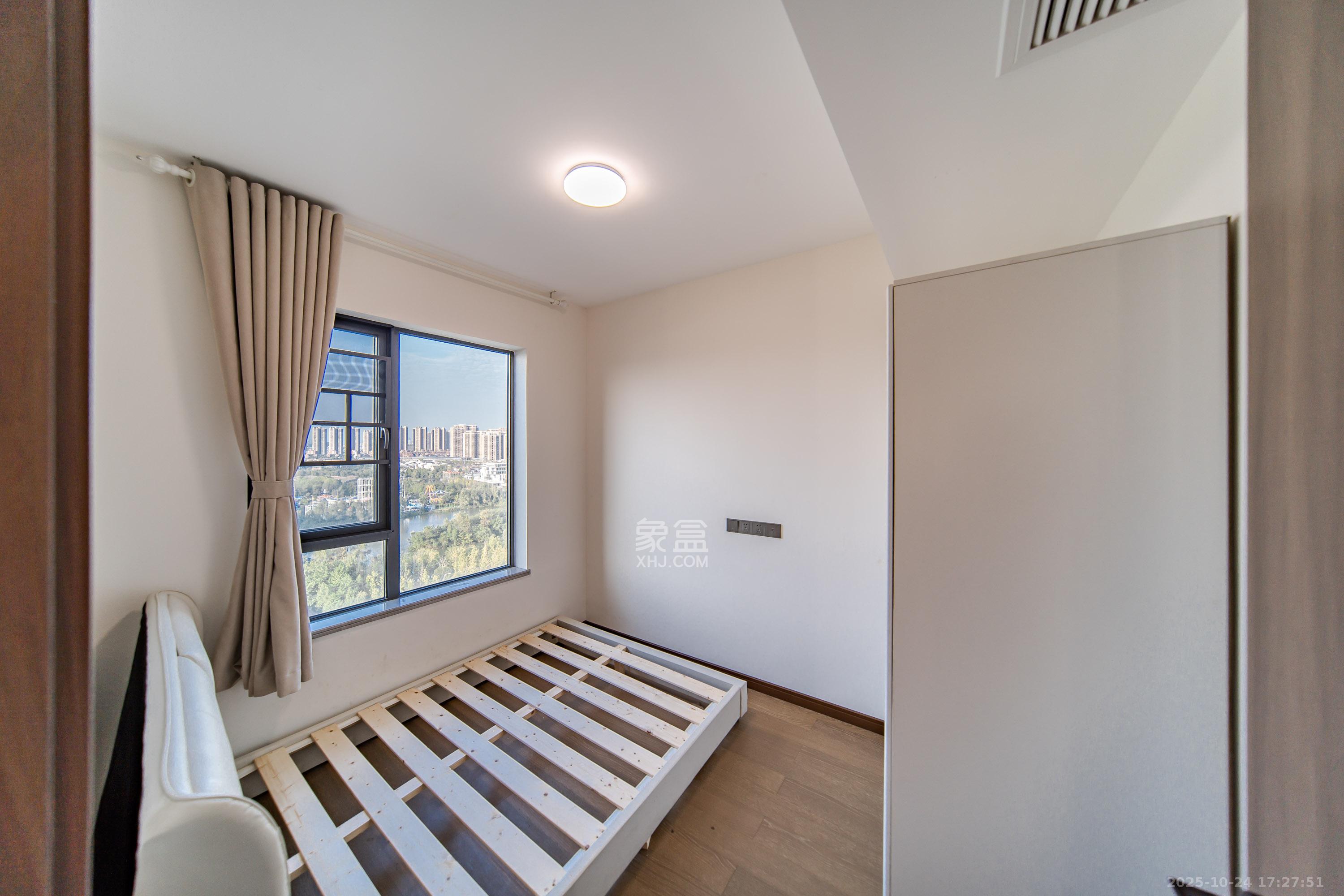 卓越洋湖晴翠  4室2厅2卫    180.0万卧室